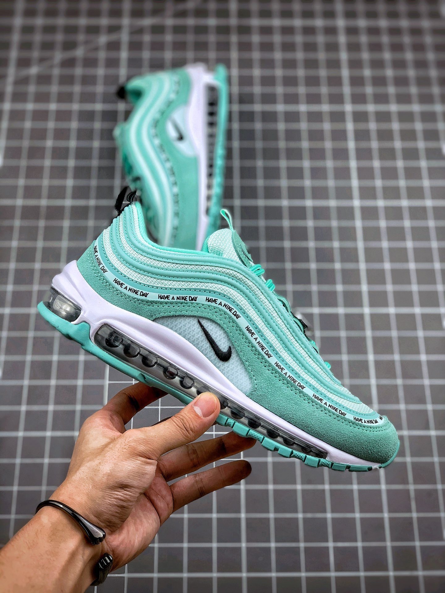 250 Air Max 97 “Have A Nike Day” Nike的全新口号“Have A Nike Day”系列也推出了Max97鞋款923288-300