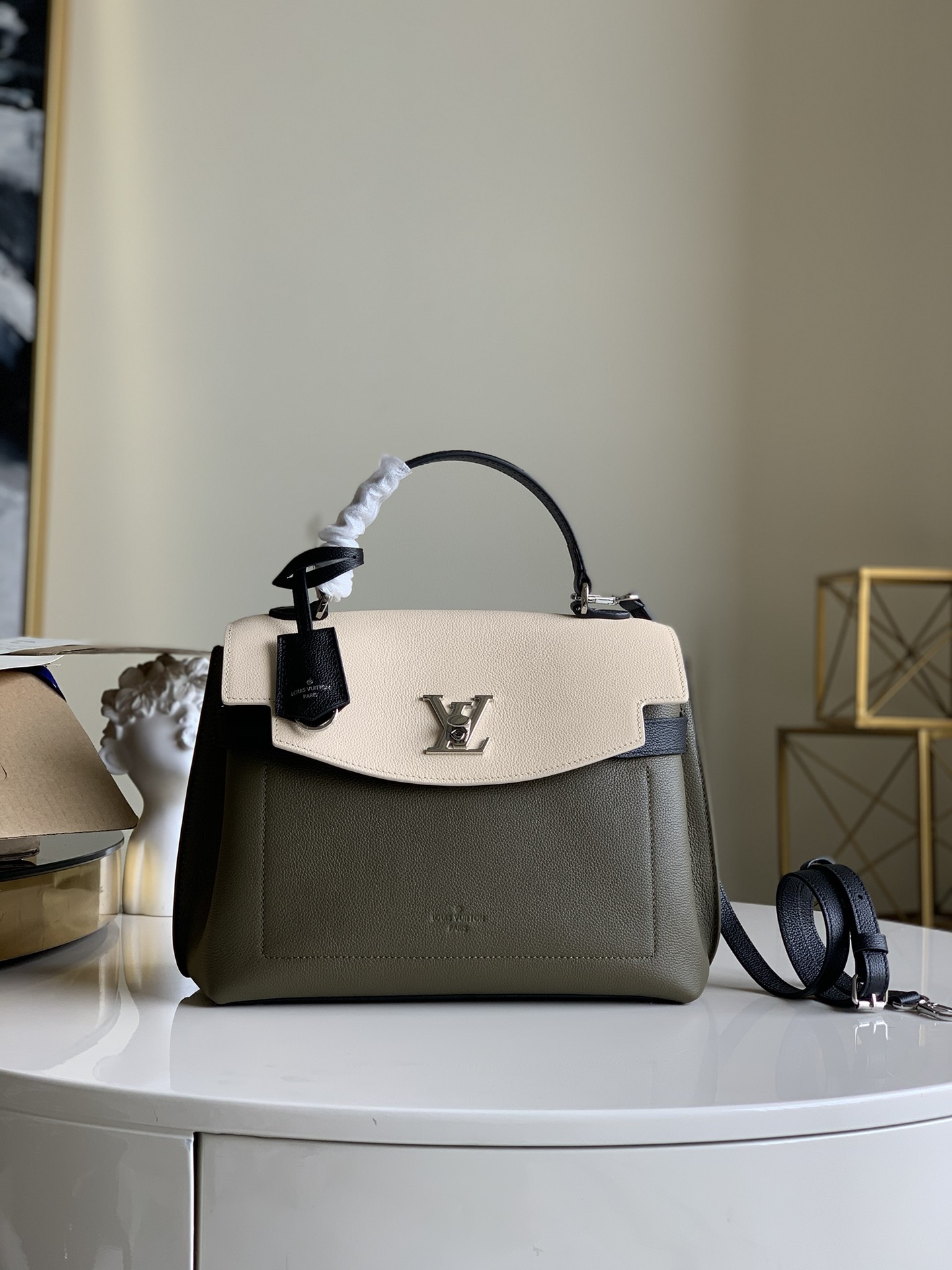 NO:395952,【Exclusive real photo M52360 green color combination】Lockme Ever handbag is made of soft calf leather material, equipped with a single handle, fashionable and distinct layers. The neat silhouette of the top flip adds a fashionable and modern feel to this handbag with soft texture and wide capacity. The eye-catching silver LV rotary lock is equipped with leather shoulder straps to free your hands, an elegant choice for daily shape. Size 31*46*17 Q.,LV [original leather],louis vuitton,cowhide19860909【独家实拍M52360绿拼色】Lockme Ever手袋采用柔软的小牛皮材质,配有单个手柄,外形时髦,层次分明.顶部翻盖的利落廓形为这款质地柔软,容量宽大的手袋增添时尚现代感.醒目的银色LV转锁,配有皮革肩带以便解放双手,日常造型的优雅之选.尺寸31*46*17 Q.,LV【原厂皮】,louis vuitton,cowhide,Bag