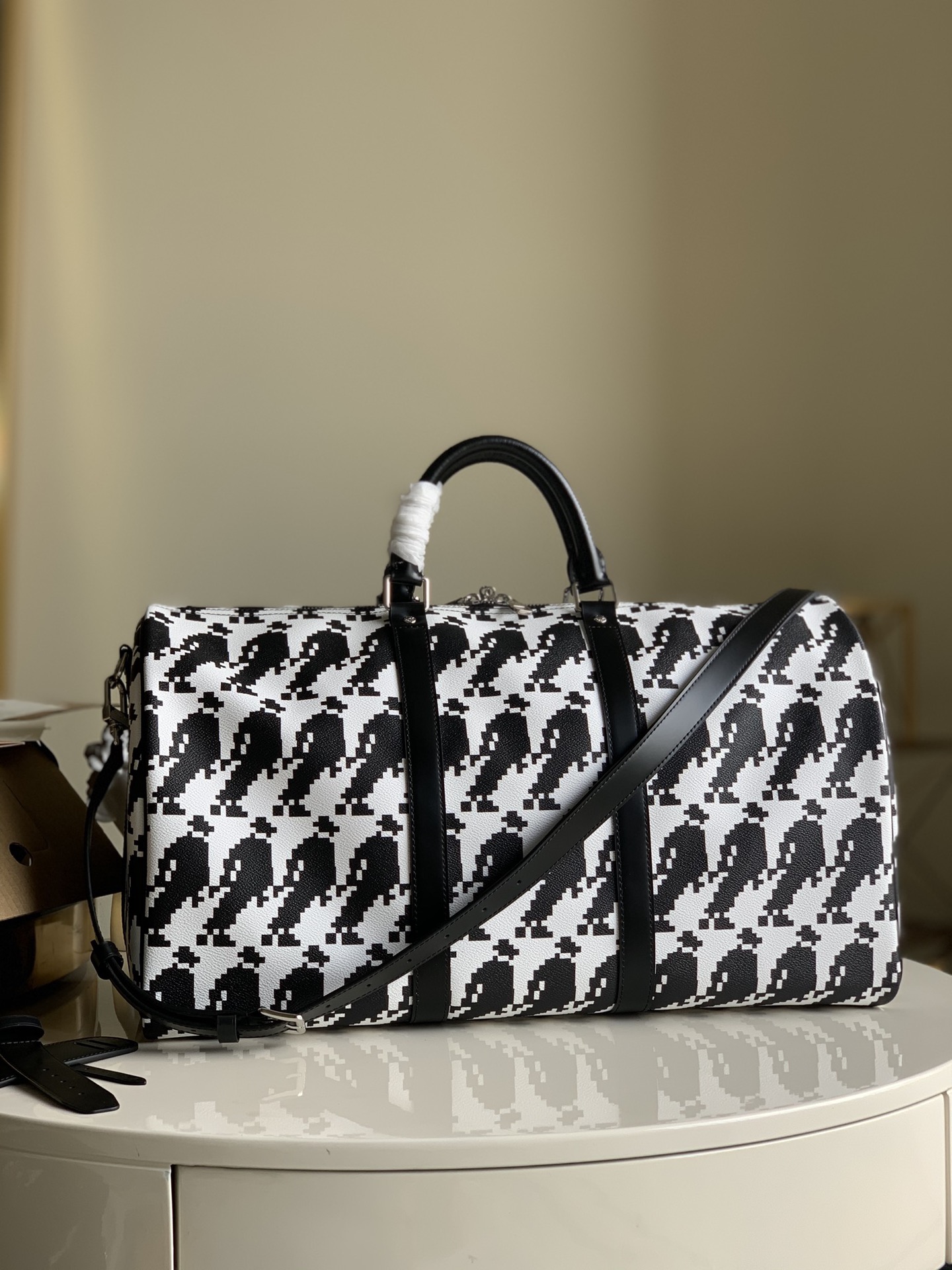 NO:395958,【Exclusive real photo M41418】This model is not packaged. The Keepall series on the market on the 19th is the modern ancestor of the handbag. It has soft texture and spacious interior. It is made of Monogram canvas, equipped with double zipper closures and a removable name tag. 50 x 29 x 22 The bag cannot be folded so the packaging cannot be put. T.,LV [original leather],louis vuitton19860909【独家实拍M41418】此款没有配包装 19面市的Keepall系列,是手提包的现代始祖.它质地柔软,内部宽敞,以Monogram帆布制成,配有双拉链开合和可脱卸姓名吊牌.50 x 29 x 22 包包不能折 所以包装放不下 T.,LV【原厂皮】,louis vuitton,Bag