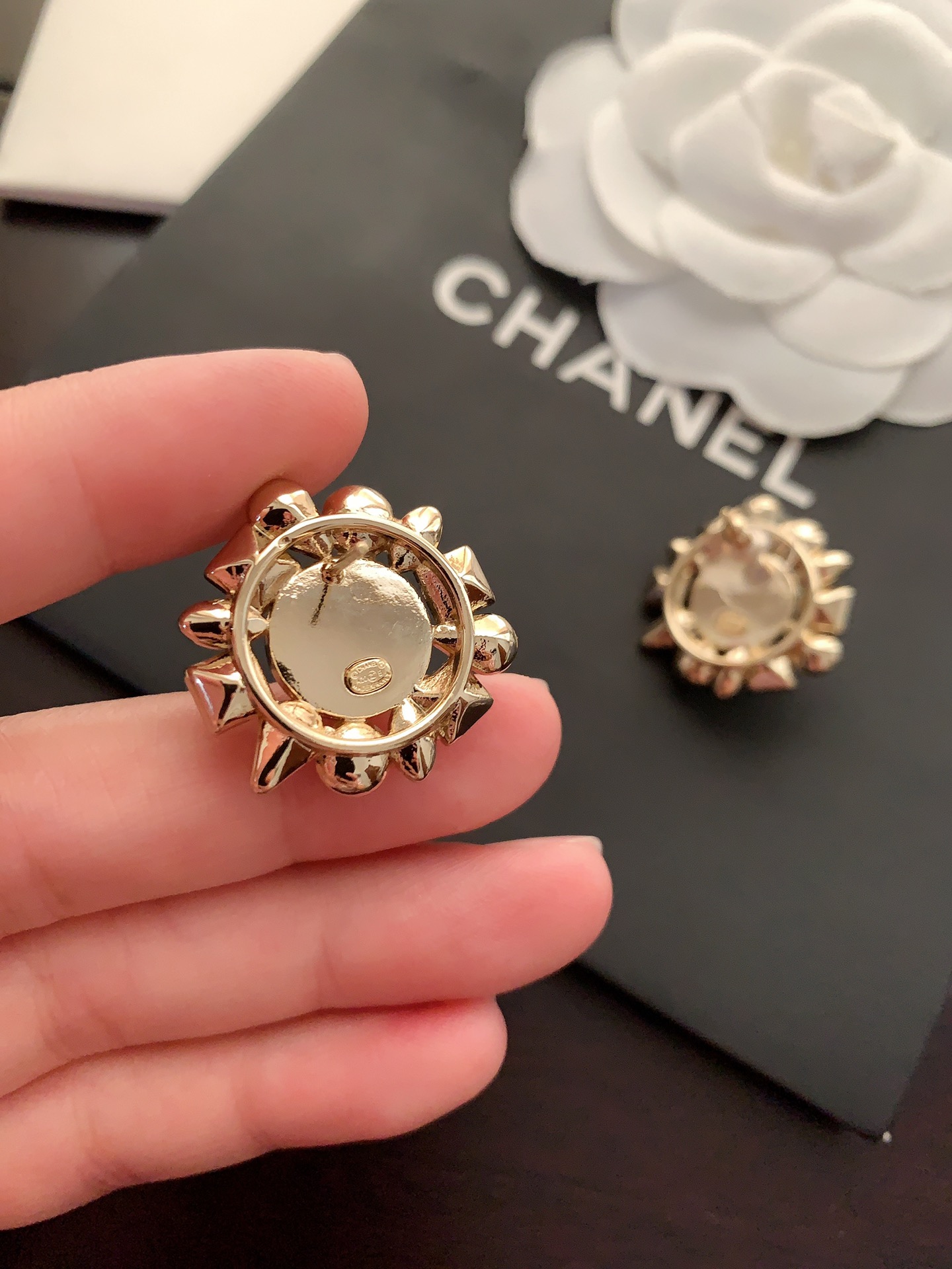  CH*NEL   🆕半球马眼钻耳钉 原版黄铜材质  高级定制   做工精致  做工很复杂    边缘是