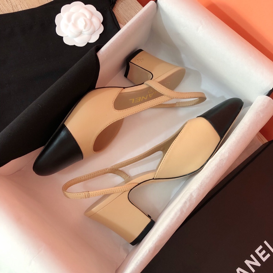 NO:438131,Chanel - Spring and summer classic color-blocked thick heel side empty sandals, fashionable catwalk style, splicing color mix, empty bag head style on the inside, 1.5cm flat heel / 6.5cm thick heel logo embellishment, interpreting fashion!  How to match the series, it looks good!  Original custom wood color genuine leather sole, imported mixed tweed noodles/sheepskin noodles, goatskin inner footbed... 35-40 (34 41 customized non-return and exchange) positive size matching packaging flat heel/thick heel, sandals, chanel, sandals, sheepskin, Leather soles19860909Chanel——春夏季经典拼色粗跟侧空凉鞋 时尚走秀款 拼接色混搭,内侧空包头风格,1.5cm平跟/6.5cm粗跟小logo点缀,演绎时尚！怎么搭怎么好看系列！ 原版定制原木色真皮大底,进口混合呢子面/羊皮面,山羊皮内里垫脚…… 35—40(34 41定做不退换)正码 配套包装平跟 /粗跟,凉鞋,chanel,sandals,sheepskin,Leather soles,Women's Shoes