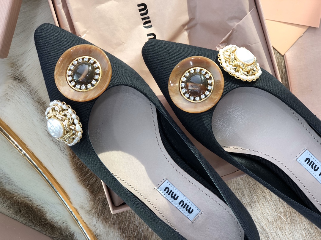 Miu Miu Classic Luxury Leather Shoe Loafer Ref 5