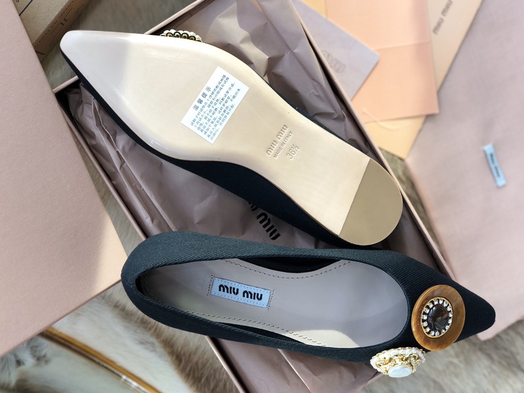 Miu Miu Classic Luxury Leather Shoe Loafer Ref 9