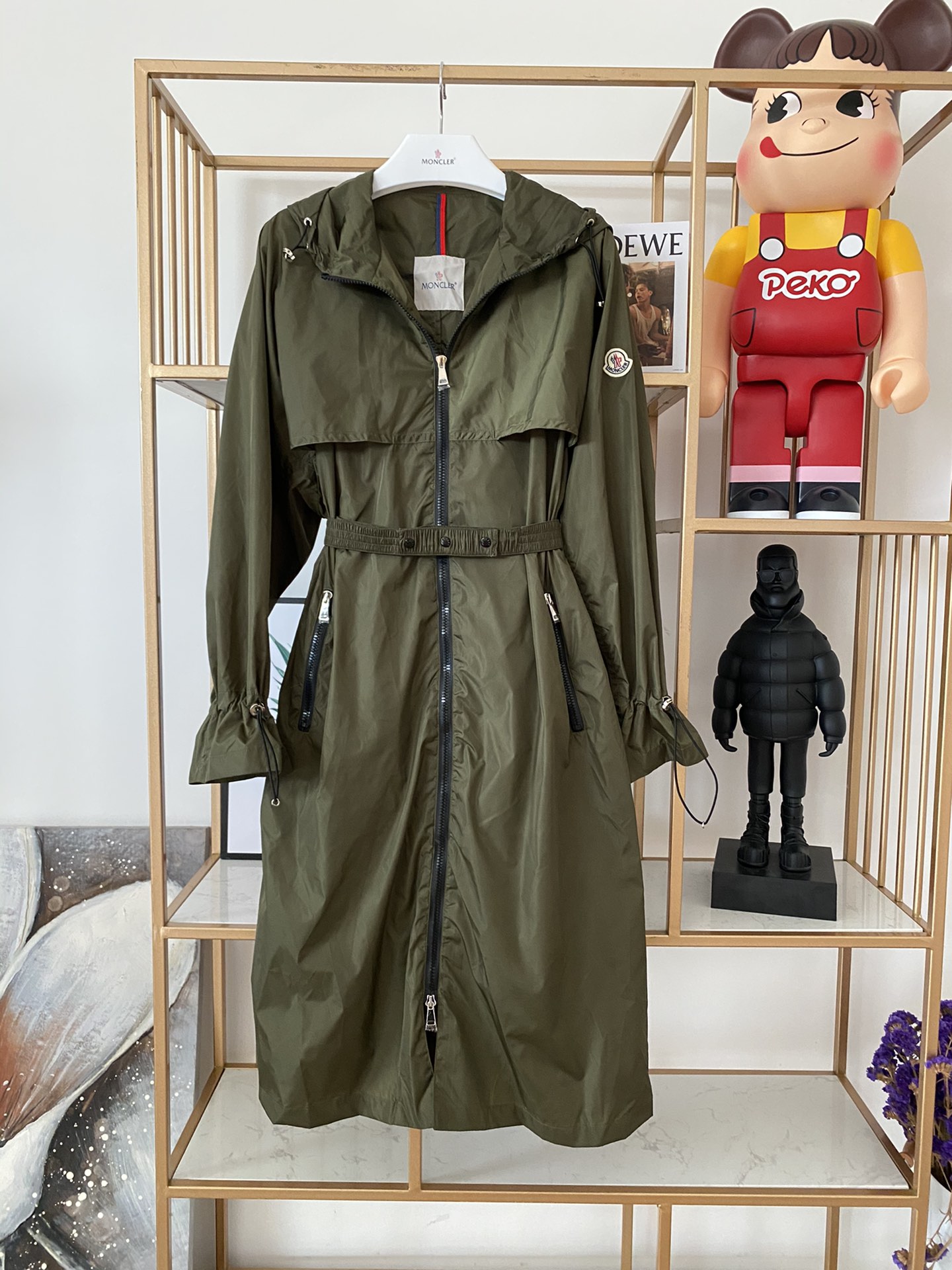 NO:320081,Moncler's most fashionable and new single-breasted long lightweight windbreaker, 300 pieces are on sale in stock!  The customized fabrics are collected from the factory and the customized fabrics are specially waterproof coating, with silk-like touch and luster, which are very textured, wind-proof and water-proof. Customized wide-side belts are freely adjusted to make you look slim and easy to shape!  Original custom logo hardware accessories, using the Italian raccagni waterproof zipper designated by Mengjia, super luxurious!  The style is versatile and cool, making it look slimming and covering your flesh and long legs!  The quality of workmanship depends on the details!  The three-label tags are complete, the anti-counterfeiting QR code can be scanned, and various versions of the market can be sold in seconds!  Exclusive for purchases of 6500, recommended in stock!  0.1.2 three codes!  green, black, real silk,alexander wang19860909Moncler 最时尚新款女单排扣长款轻便风衣,三百件现货发售！外单厂收回,客供定制面料有特殊的防水涂层,真丝般触感跟光泽,忒有质感,防风防水轻便.定制宽边腰带,自由调节显瘦易造型！原品定制logo五金配件,用的是蒙家指定意大利raccagni防水拉链超奢侈！ 版型百搭拉风,显瘦遮肉大长腿！ 做工品质看细节！三标吊牌齐全,防伪二维码可扫,秒杀市场各种版本！代购6500专享,现货主推！0.1.2三码！绿色,黑色,,real silk,alexander wang,Women's clothing