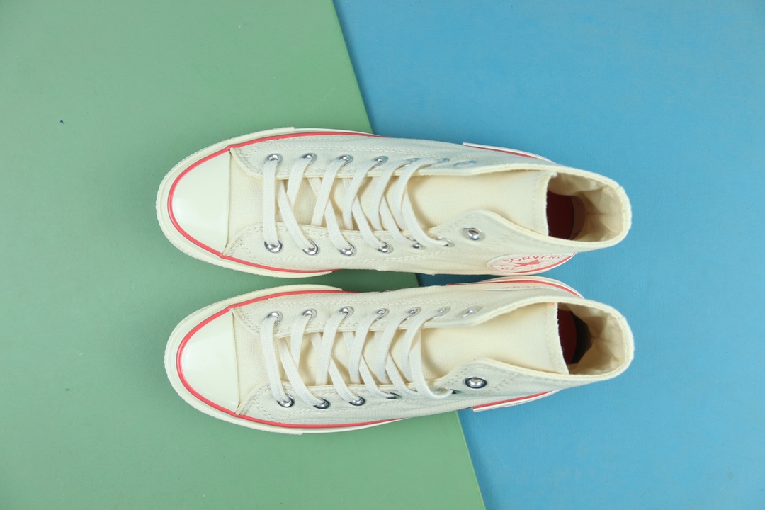 本地自取💰140，合作私
Converse 最新结构系列！
 匡威 Chuck 70时尚拼接撞色白色高帮鞋面+橘红底+白色围条附着红色的水线，配色上绝对是下了巨大的功夫！！使得整双鞋子更加仙气，真正的所谓神仙配色！
鞋子后跟以三次围条搭配阶梯式结构可谓是淋漓尽致的表达了潮流的气息！拥有它绝对是一次不后悔的选择！
尺码：35-44 （带半码36.5 37.5 39.5 41.5 42.5）