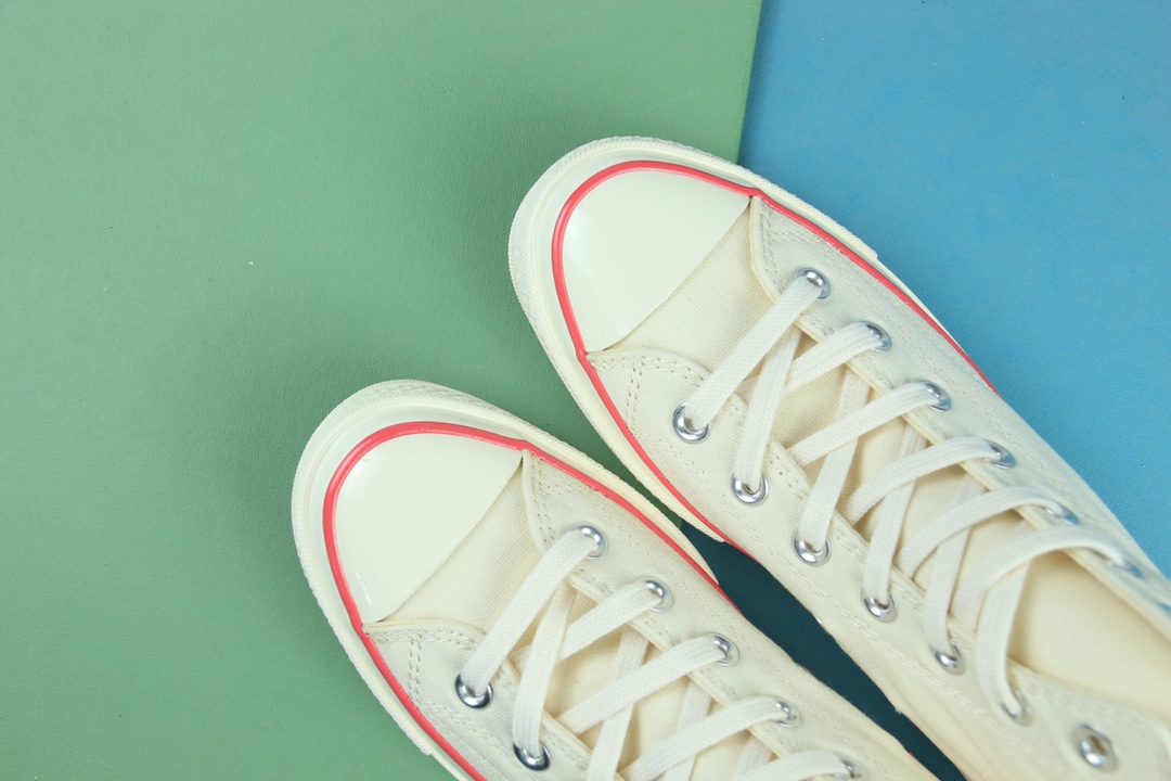 本地自取💰140，合作私
Converse 最新结构系列！
 匡威 Chuck 70时尚拼接撞色白色高帮鞋面+橘红底+白色围条附着红色的水线，配色上绝对是下了巨大的功夫！！使得整双鞋子更加仙气，真正的所谓神仙配色！
鞋子后跟以三次围条搭配阶梯式结构可谓是淋漓尽致的表达了潮流的气息！拥有它绝对是一次不后悔的选择！
尺码：35-44 （带半码36.5 37.5 39.5 41.5 42.5）