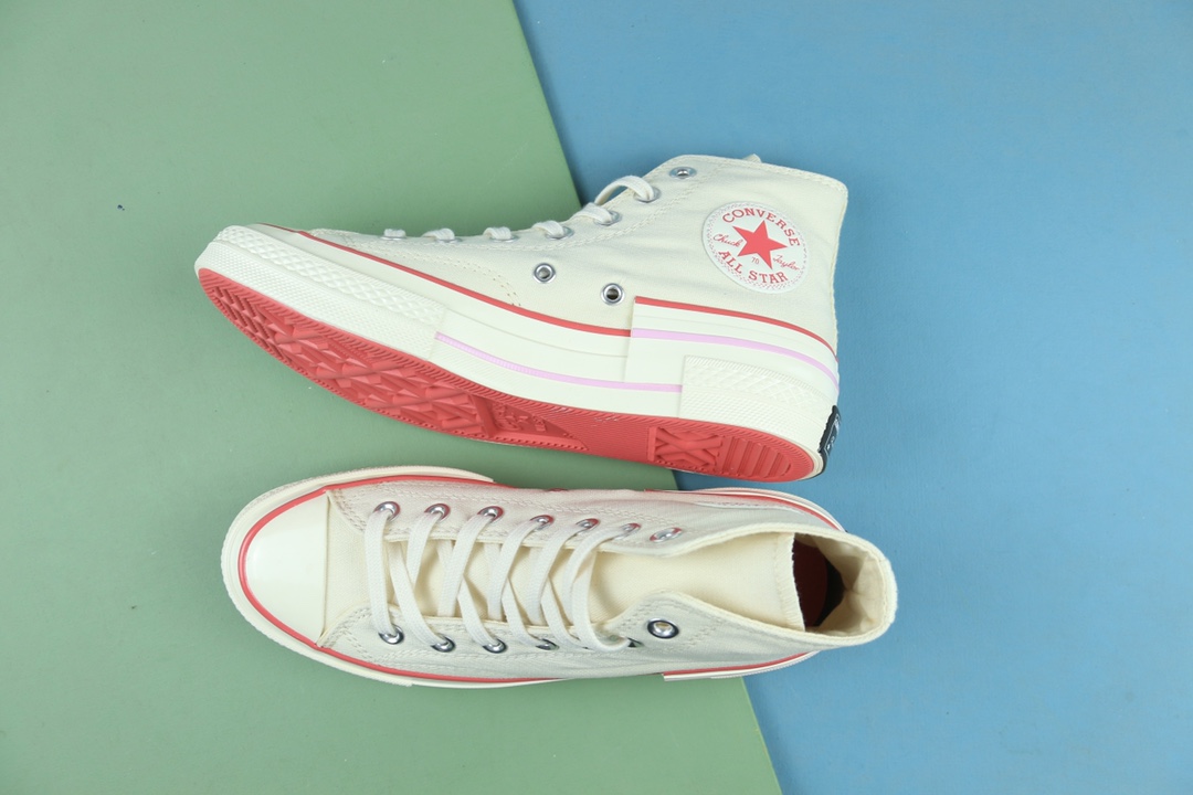 本地自取💰140，合作私
Converse 最新结构系列！
 匡威 Chuck 70时尚拼接撞色白色高帮鞋面+橘红底+白色围条附着红色的水线，配色上绝对是下了巨大的功夫！！使得整双鞋子更加仙气，真正的所谓神仙配色！
鞋子后跟以三次围条搭配阶梯式结构可谓是淋漓尽致的表达了潮流的气息！拥有它绝对是一次不后悔的选择！
尺码：35-44 （带半码36.5 37.5 39.5 41.5 42.5）
