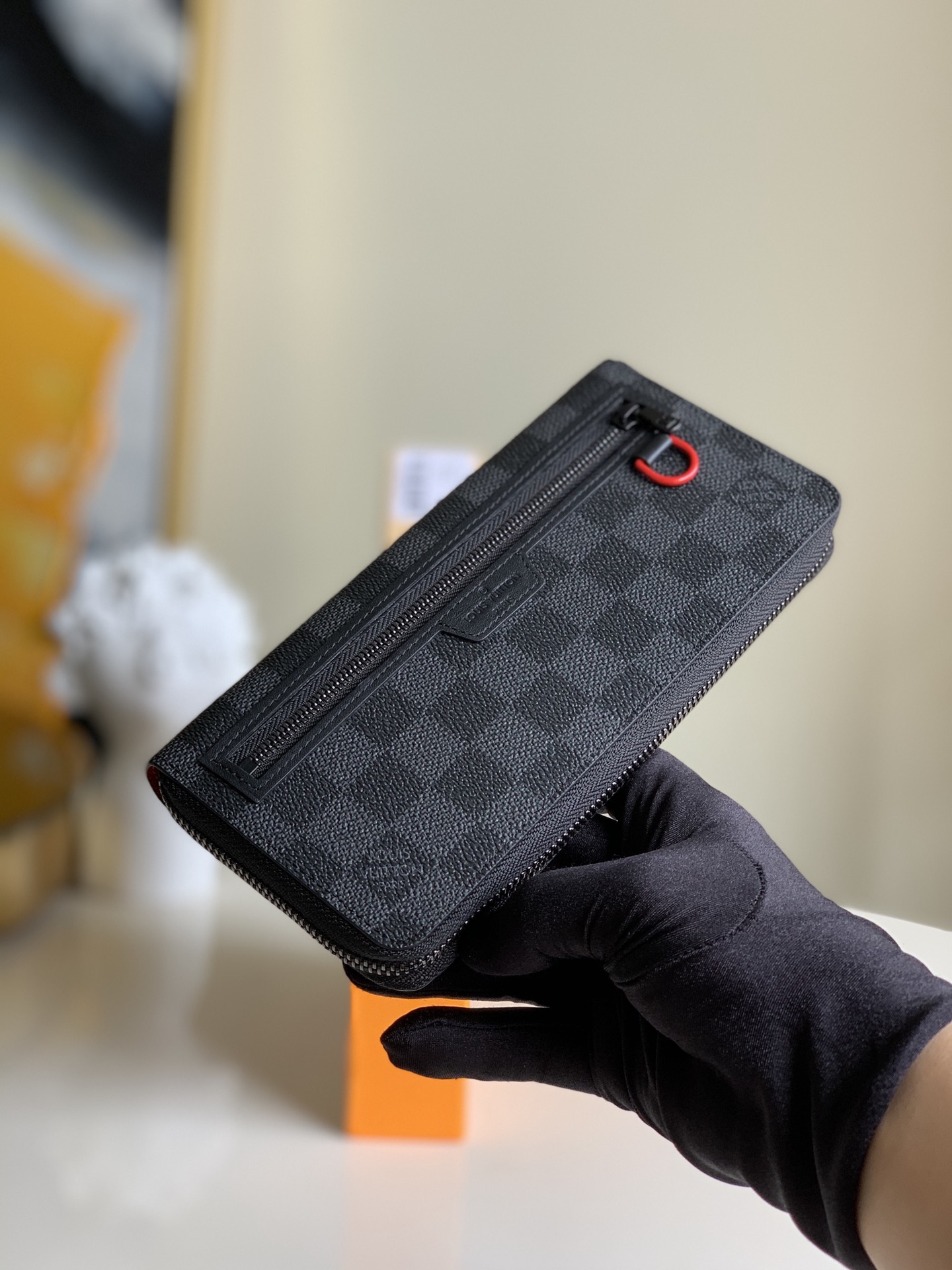 NO:395953,[Exclusive real shot N64037] Utility zipper wallet unlocks scattered storage techniques in a trendy way. Damier Graphite canvas with leather trim and dynamic metal D-ring, with a clamp, zipper bag and a compartment that can flatten the banknotes. 19cm A.300, LV [original leather], louis vuitton19860909【独家实拍N64037】Utility 拉链钱夹以潮流方式解锁零散小物收纳术.Damier Graphite 帆布搭配皮革饰边和动感金属 D 形环,设有卡位、拉链袋和可平整收纳钞票的隔层.19cm A.300,LV【原厂皮】,louis vuitton,Bag