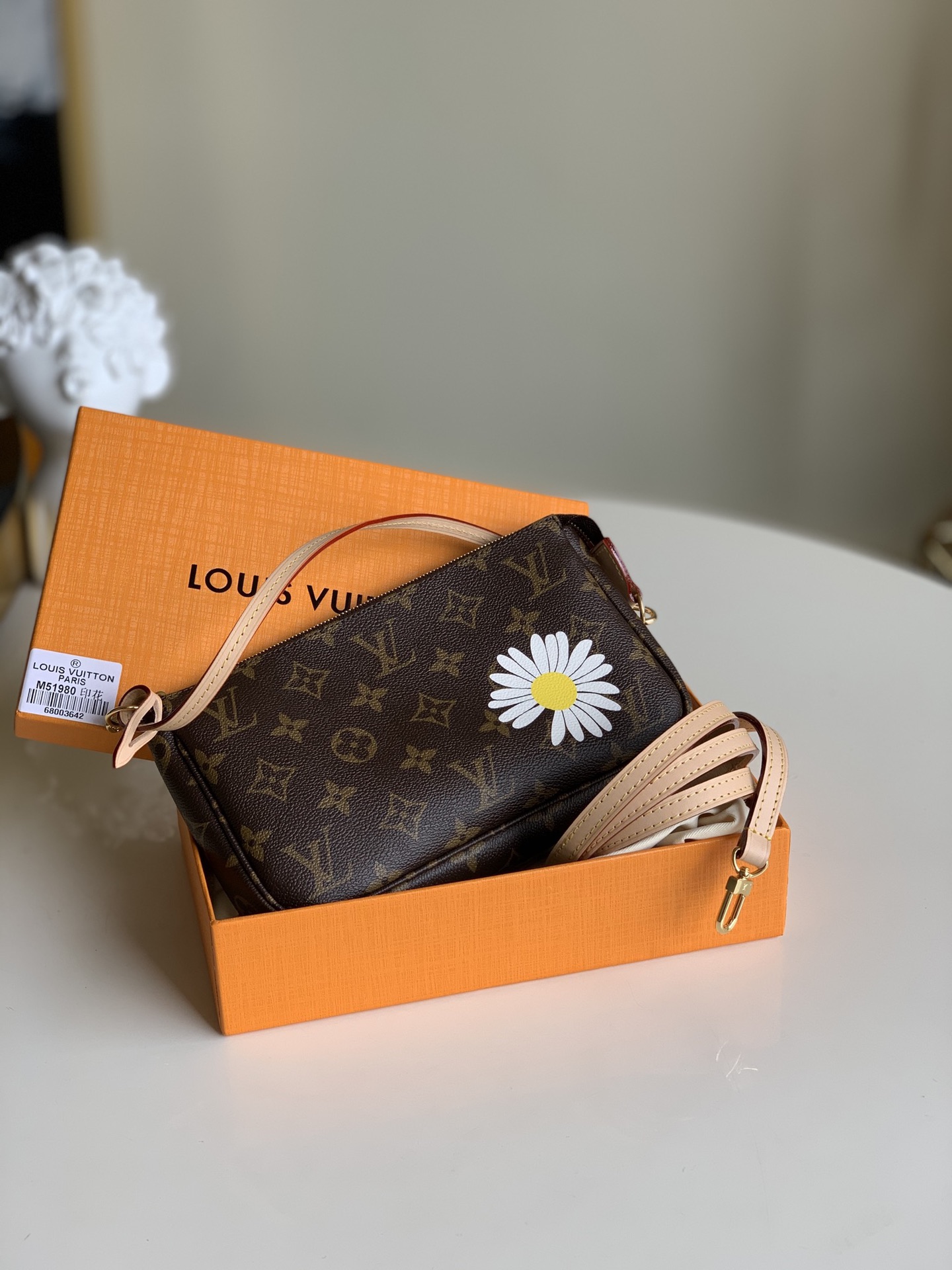 NO:395956,【Exclusive real photo of M51980 chrysanthemum】POCHETTE ACCESSORIES large handbag is equipped with a small and lightweight handbag made of canvas, which can be held in hand or carried, and also can be cross-body shoulder straps or cross-body back. It is a universal handbag 21x13x3cm A.,LV [original leather],louis vuitton19860909【独家实拍M51980菊花】POCHETTE ACCESSORIES 大号手袋配置双肩带由帆布制作而成的一款小巧轻便手袋,可手拿可手提,另配可斜挎肩带一条也可斜挎背.真乃一款万能手袋 21x13x3cm A.,LV【原厂皮】,louis vuitton,Bag