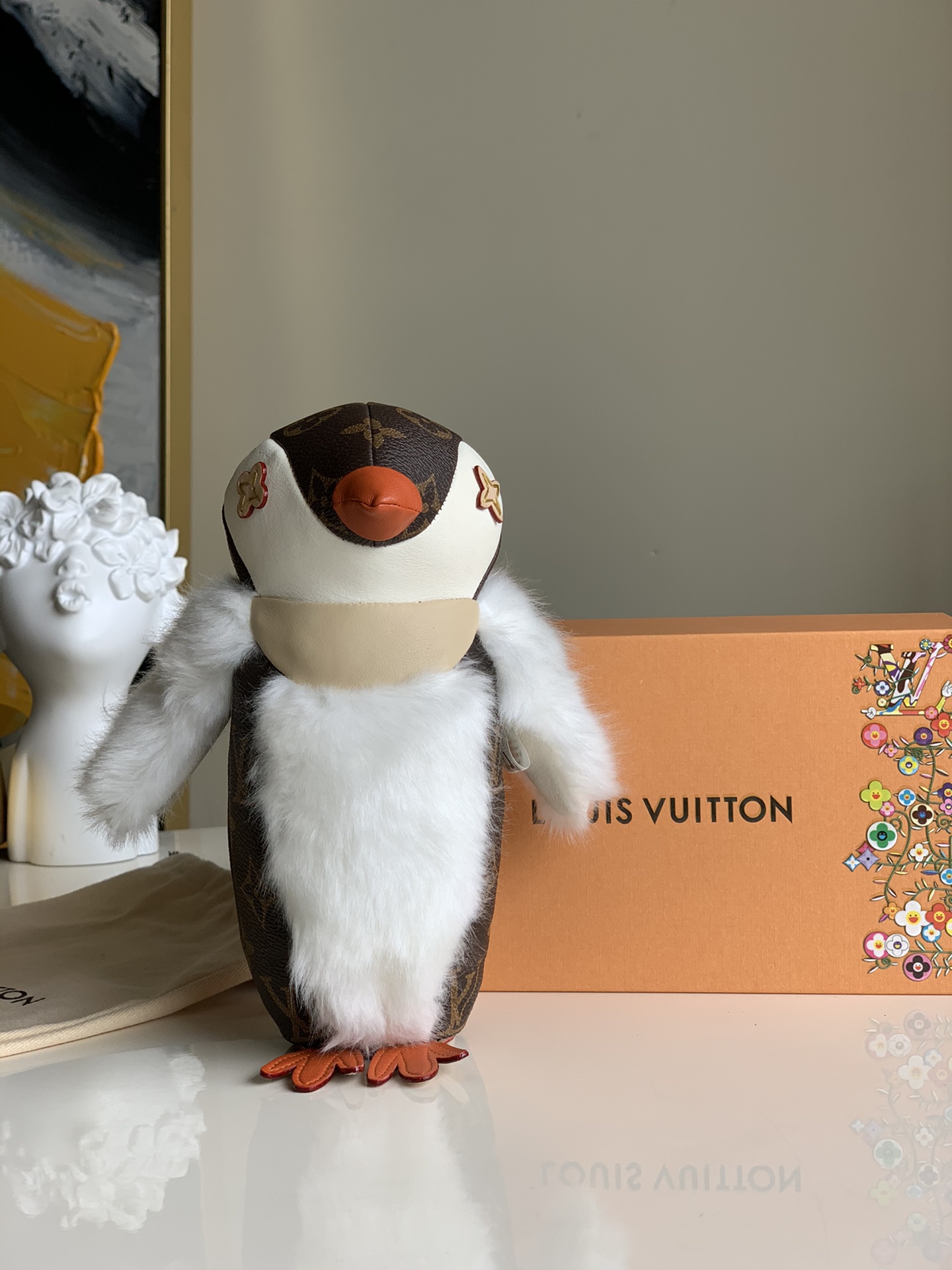 NO:395959,-Doudou Pingouin Doll joins the Teddy Bear Family, telling the story of the festive atmosphere of the polar regions. The furry soft body has lifelike flippers, and the trim is outlined with Monogram canvas, Monogram flowers embellish the eyes, vividly showing the brand charm. I., LV [original leather], louis vuitton19860909-Doudou Pingouin 玩偶全新加入泰迪熊家族,讲述极地的节日趣致.毛茸茸的柔软身体有着栩栩如生的脚蹼,再以 Monogram 帆布勾勒饰边,Monogram 花卉点缀双眼,生动展现品牌魅力.I.,LV【原厂皮】,louis vuitton,Bag