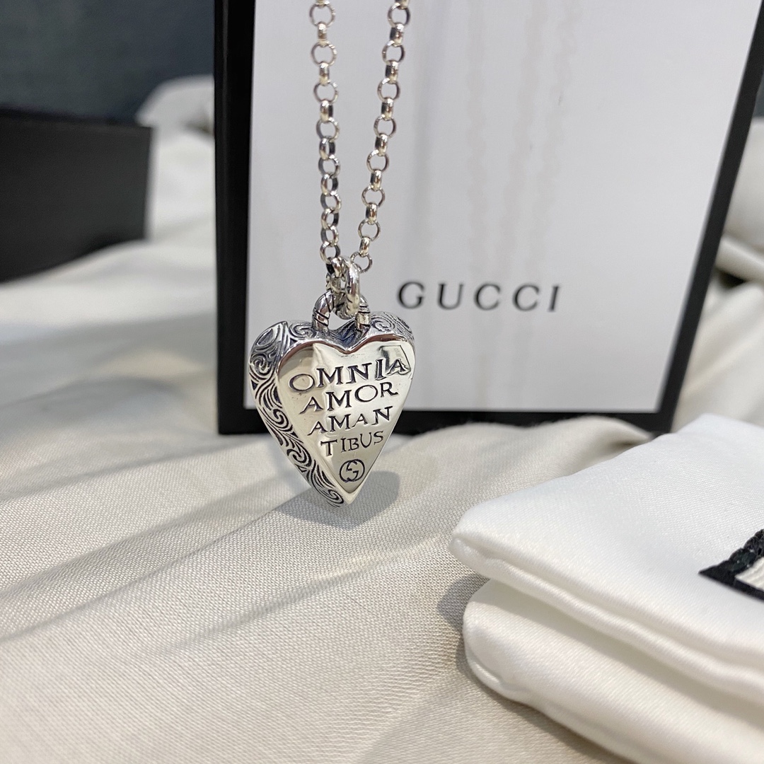 NO:633800,88430,* sterling silver old motto engraved heart-shaped necklace, spring and summer series. The pendant is engraved with Latin 'Love between lovers is everywhere'. It can be worn by men and women, and can be made into a couple model. s sterling silver material with anti-counterfeiting steel seal. Weight about 21g. Chain size: 45cm, can be extended by 5cm, necklace, pure silver, Cardia high-end jewelry1986090988430,*纯银做旧格言刻花心形项链 春夏系列 吊坠刻有拉丁语“情侣间的爱无处不在” 男女都可以佩戴,可做情侣款 s纯银材质 有防伪钢印 重约21g 链子size:45cm 可延长5cm,,necklace,pure silver,卡迪亚高端饰品,Jewelry