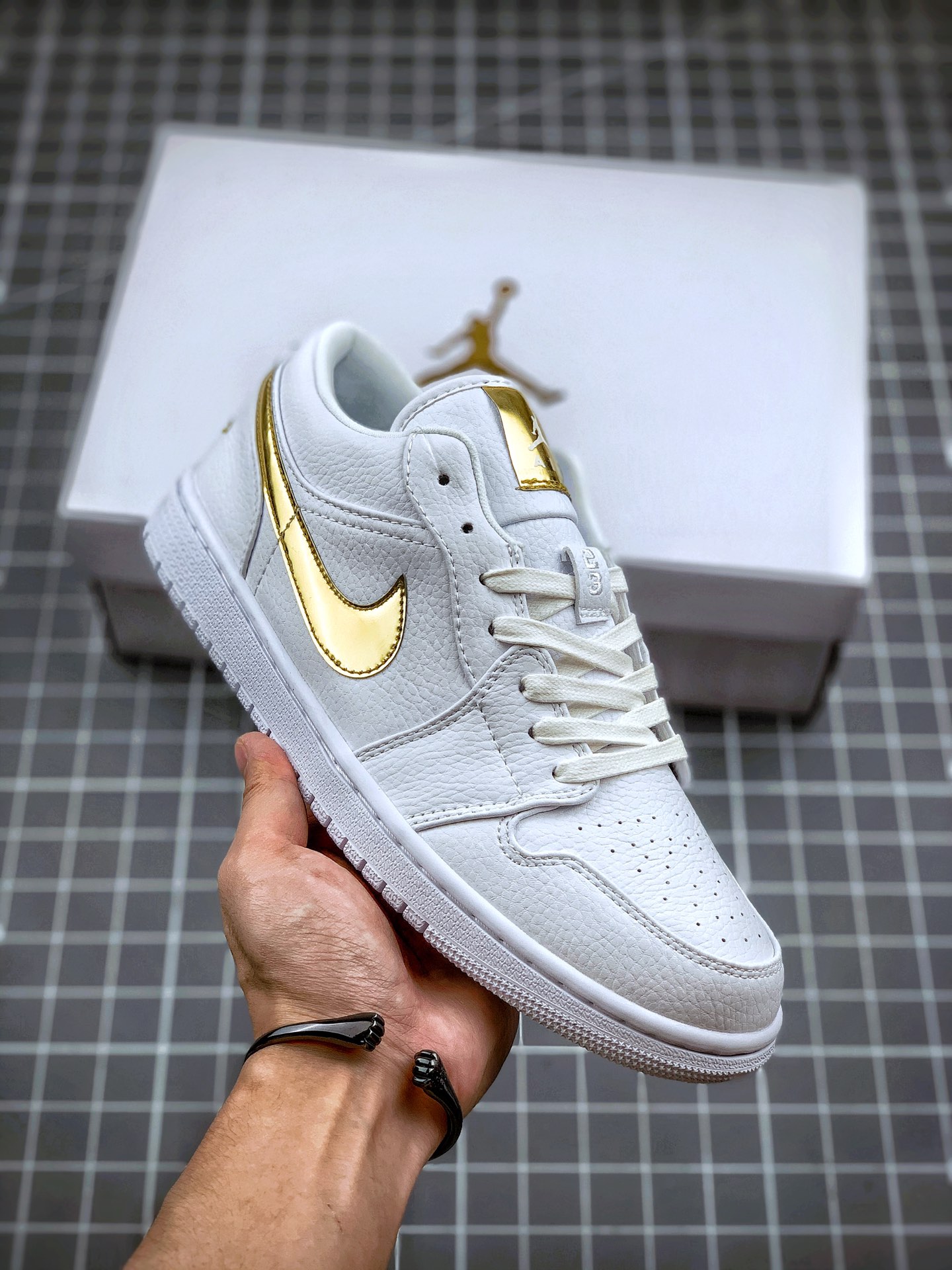 Air Jordan 1 Low Blanco-Dorado Compramos los zapatos originales de la compañía y los re-desarrollamos con nuevos moldes…