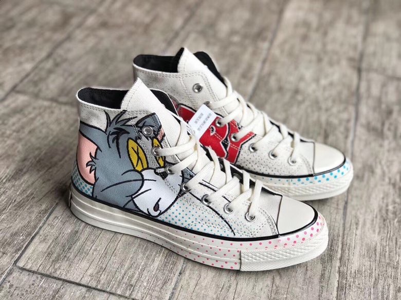 Converse Chuck 70 Tom & Jerry 
猫和老鼠联名 正确刺绣版出货‼️
为庆祝Tom & Jerry诞辰60周年 
携手Converse 70s推出汤姆杰瑞联名
将汤姆猫的呆萌和老鼠杰瑞的调皮形象印在了鞋身侧面 对立的侧面则是Tom & Jerry的文字Logo 一起来寻找童年记忆吧！
尺码 35-44（含36.5 37.5 39.5 41.5 42.5）