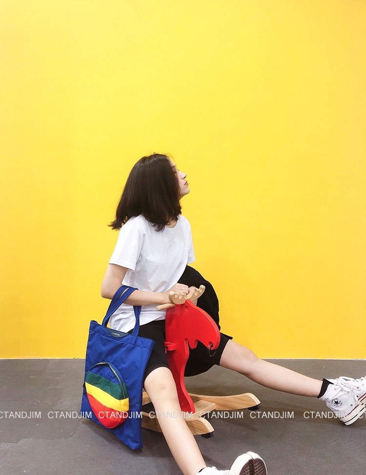 上身完美诠释了可盐可甜,不同于官网图的搭配,小姑娘黑白配色搭配这只彩虹购物袋相当有活力呢 3