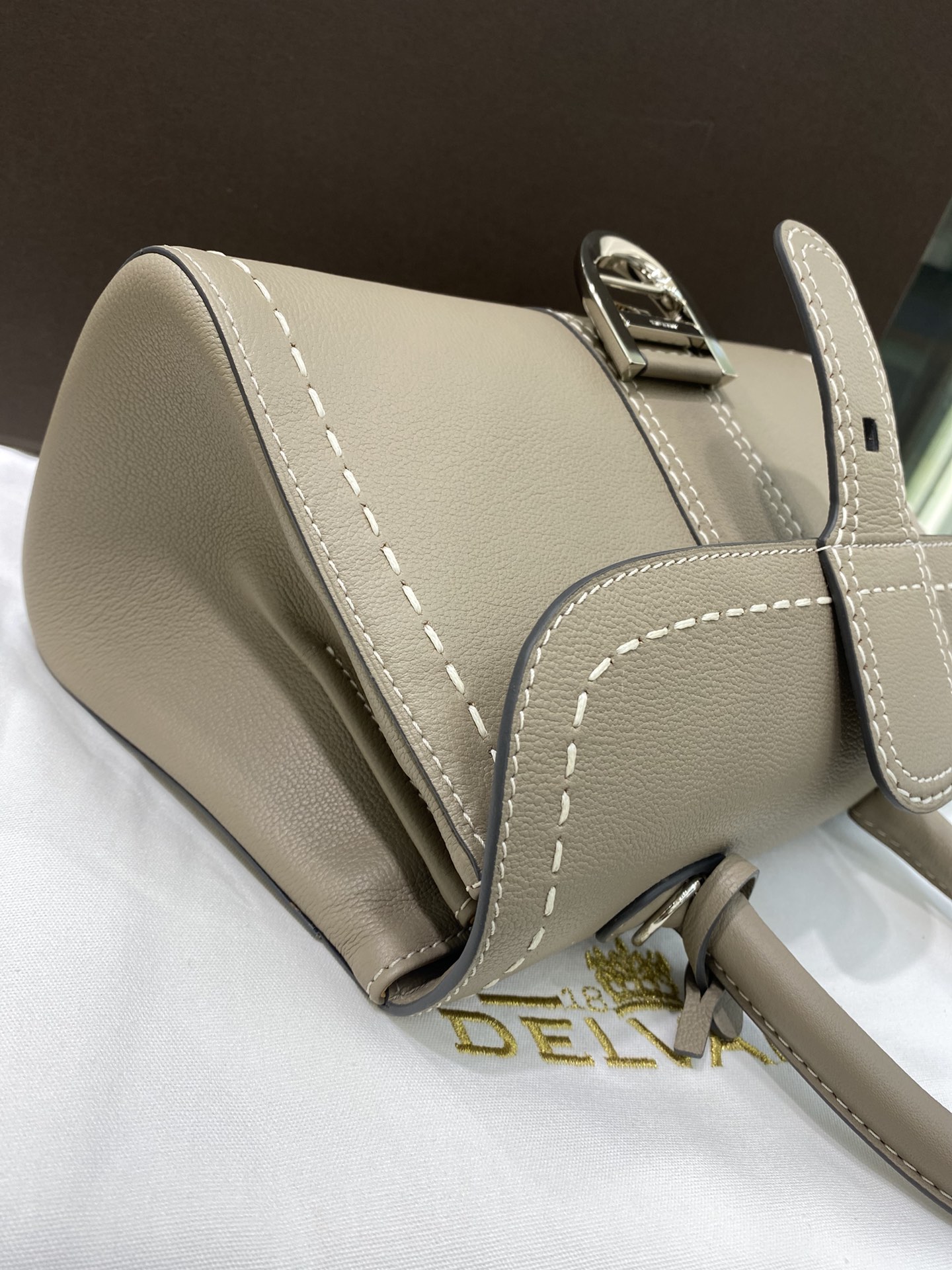 델보 와이드 스티치 양가죽 숄더백 상세 이미지 4