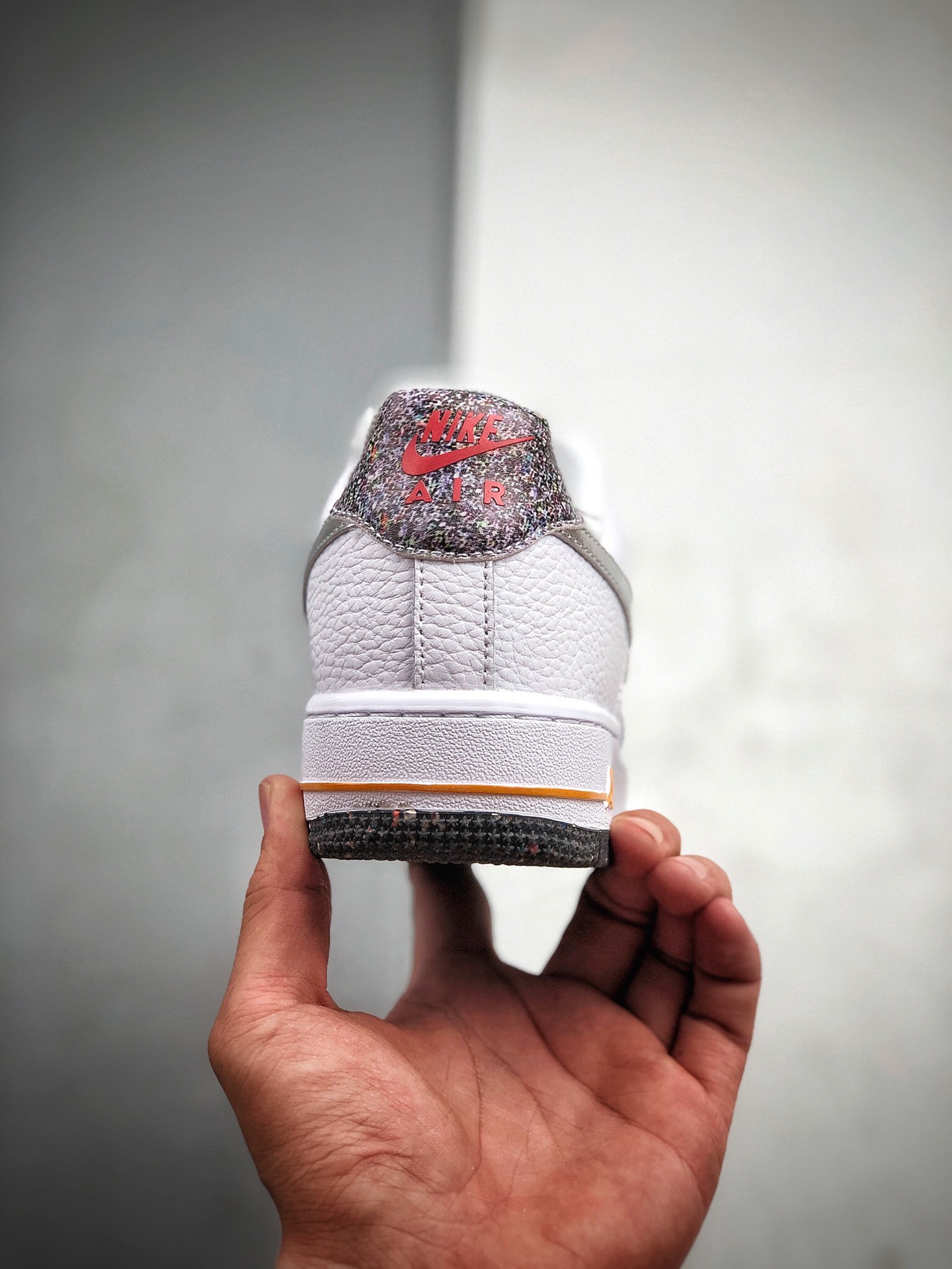 180 耐克Nike 空军一号运动休闲板鞋  货号DB1558-100 尺码： 36 36.5 37 38 38.5 39 40 40.5 41 42 42.5 43 44 44.5 45