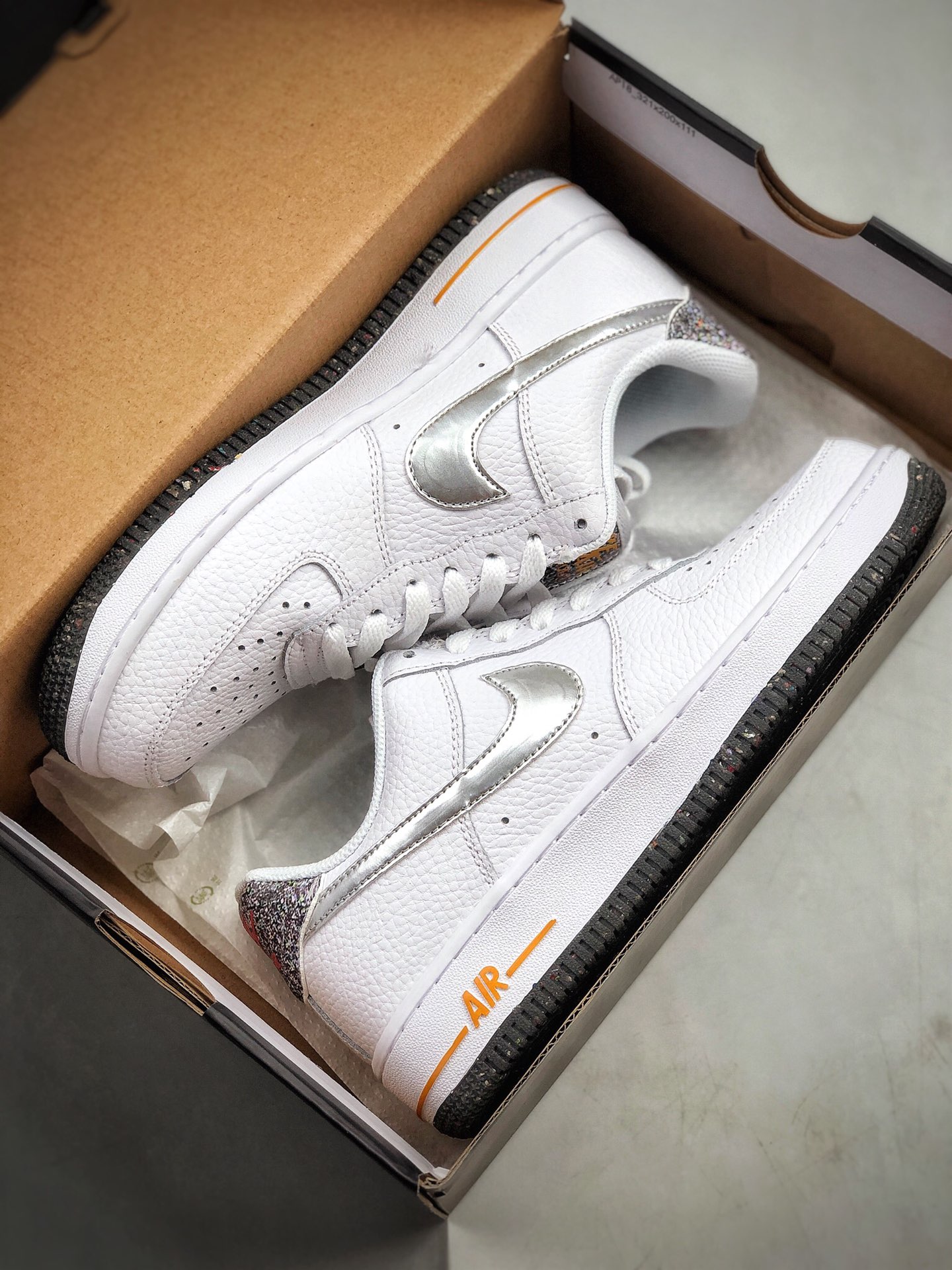180 耐克Nike 空军一号运动休闲板鞋  货号DB1558-100 尺码： 36 36.5 37 38 38.5 39 40 40.5 41 42 42.5 43 44 44.5 45