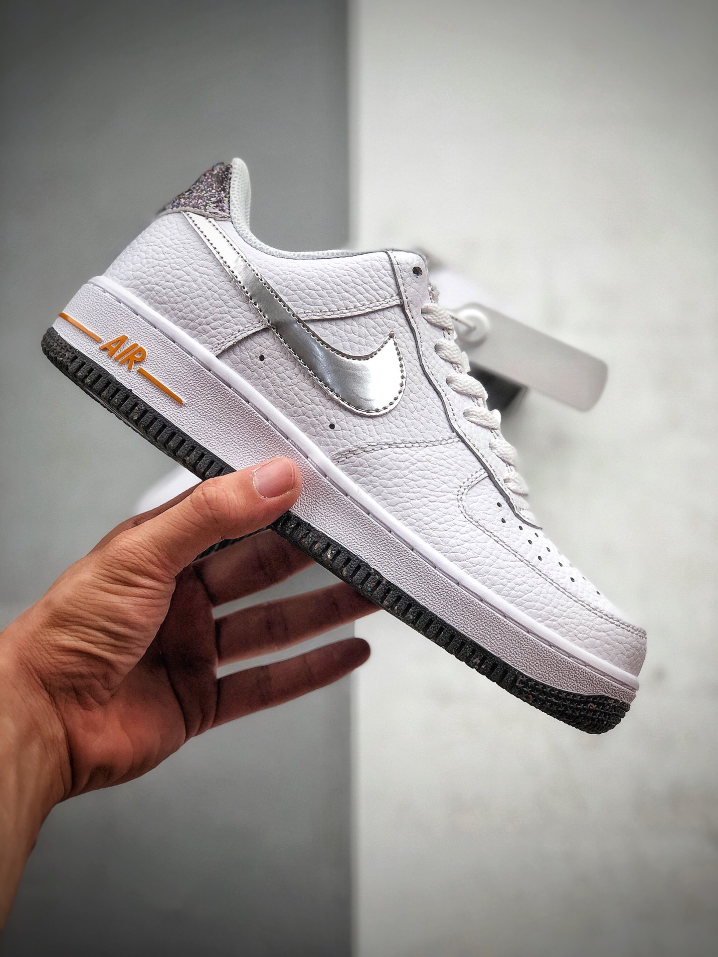 180 耐克Nike 空军一号运动休闲板鞋  货号DB1558-100 尺码： 36 36.5 37 38 38.5 39 40 40.5 41 42 42.5 43 44 44.5 45