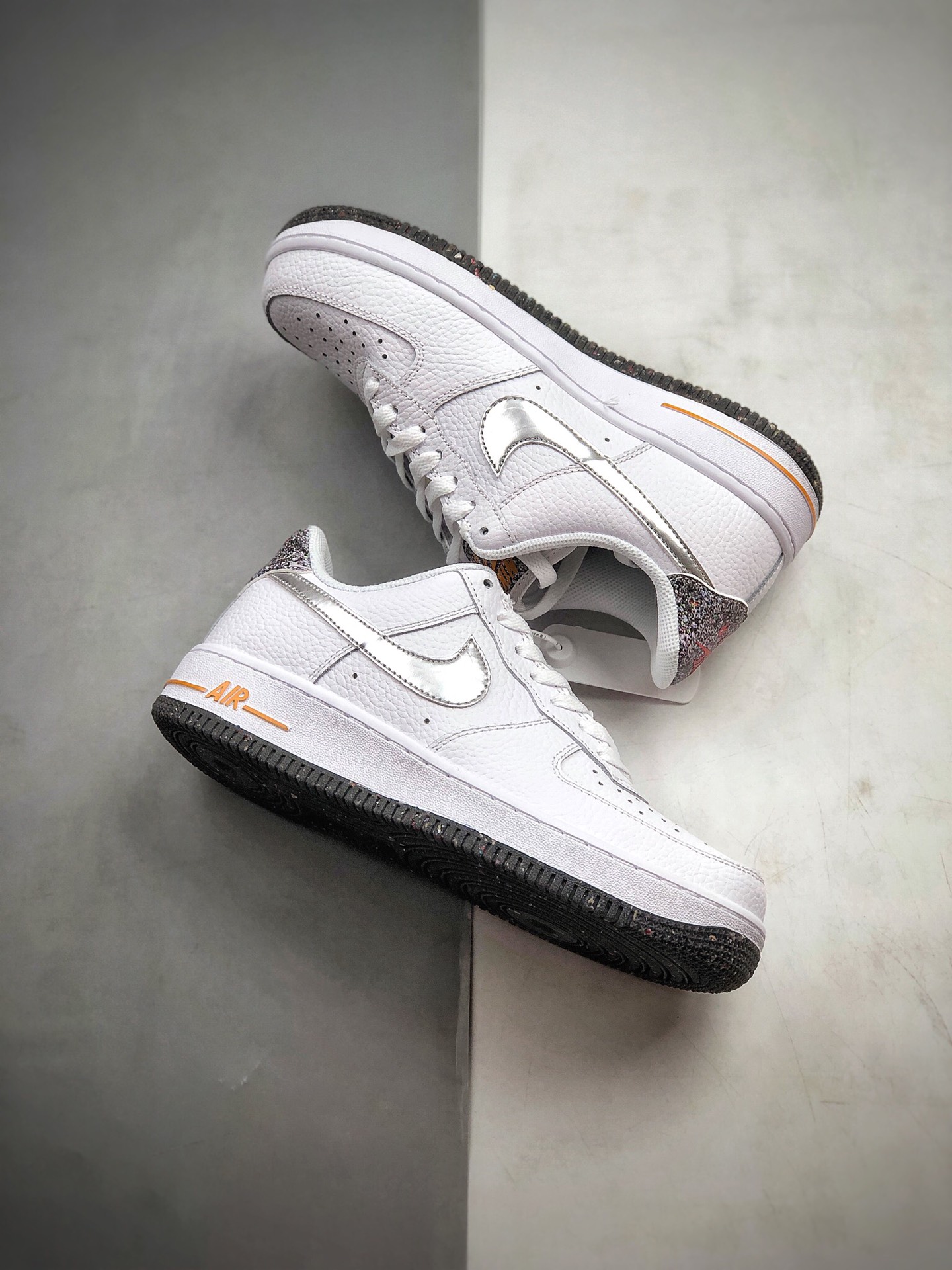 180 耐克Nike 空军一号运动休闲板鞋  货号DB1558-100 尺码： 36 36.5 37 38 38.5 39 40 40.5 41 42 42.5 43 44 44.5 45