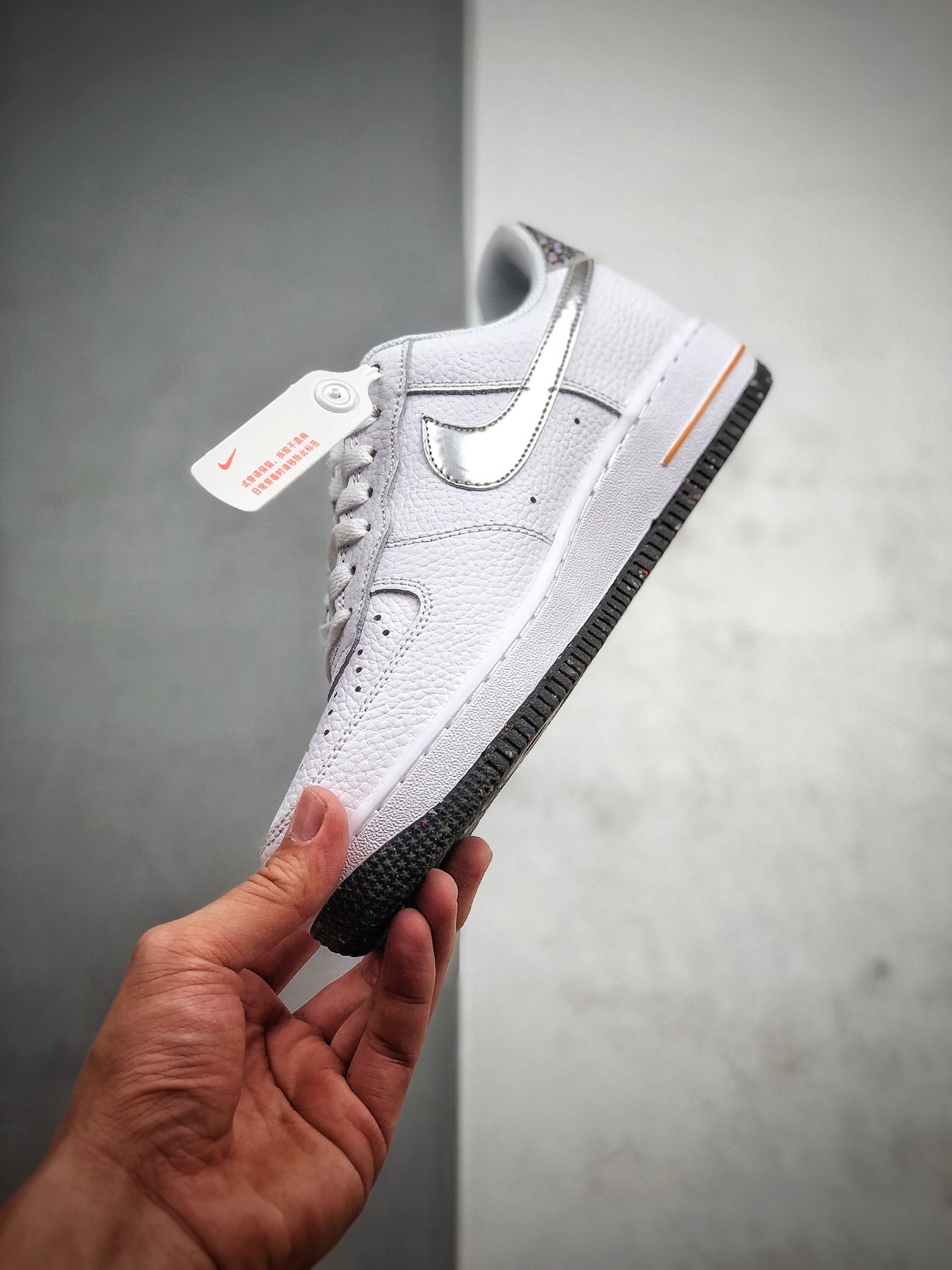 180 耐克Nike 空军一号运动休闲板鞋  货号DB1558-100 尺码： 36 36.5 37 38 38.5 39 40 40.5 41 42 42.5 43 44 44.5 45