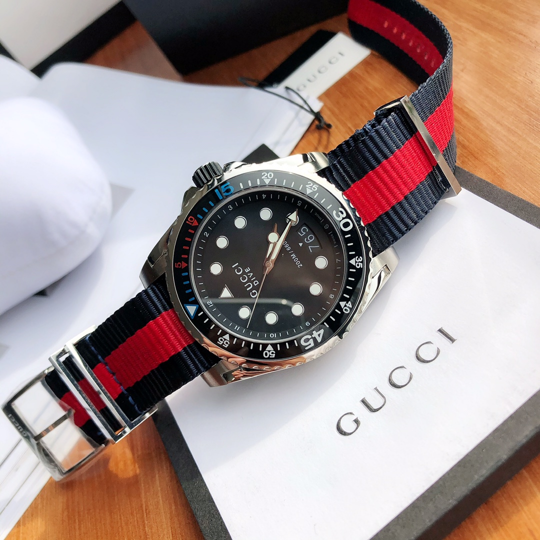 批:650 原盒:50 古驰 GUCCI 新款男士潜水表，45mm表径，防眩目蓝宝石玻璃，超强夜光，200m防水，原装瑞士机芯，经典三彩尼龙编织带，现货好价出，全套盒子配送。自留、送礼最佳首选！