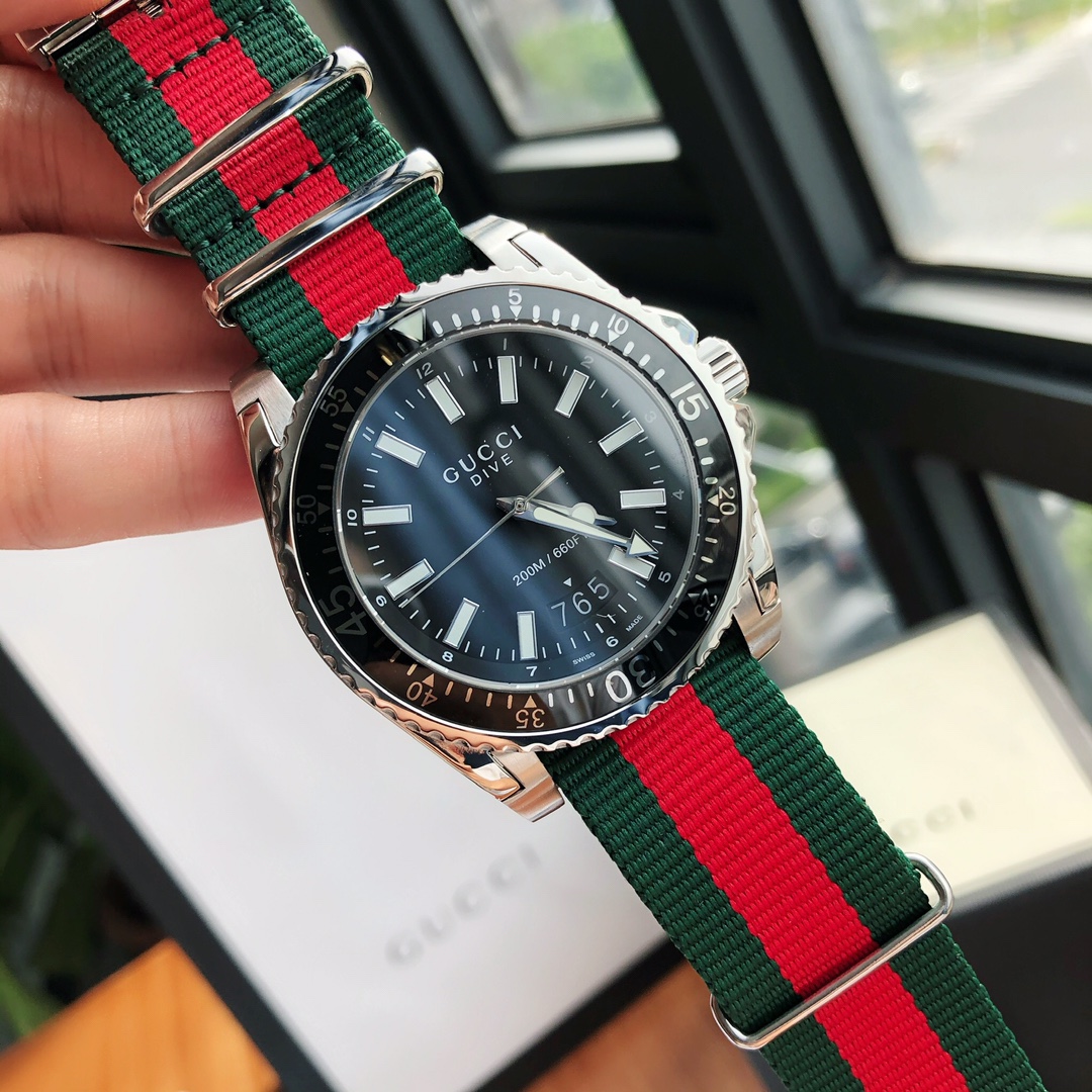批:650 原盒:50 古驰 GUCCI 新款男士潜水表，45mm表径，防眩目蓝宝石玻璃，超强夜光，200m防水，原装瑞士机芯，经典三彩尼龙编织带，现货好价出，全套盒子配送。自留、送礼最佳首选！