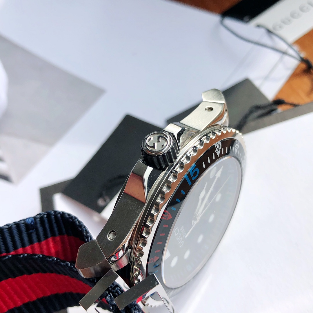 批:650 原盒:50 古驰 GUCCI 新款男士潜水表，45mm表径，防眩目蓝宝石玻璃，超强夜光，200m防水，原装瑞士机芯，经典三彩尼龙编织带，现货好价出，全套盒子配送。自留、送礼最佳首选！