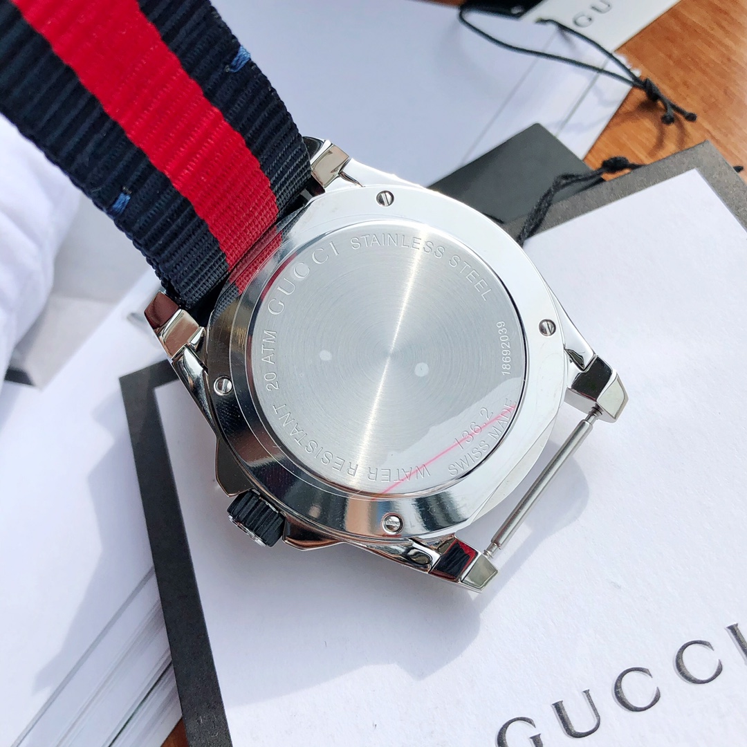 批:650 原盒:50 古驰 GUCCI 新款男士潜水表，45mm表径，防眩目蓝宝石玻璃，超强夜光，200m防水，原装瑞士机芯，经典三彩尼龙编织带，现货好价出，全套盒子配送。自留、送礼最佳首选！