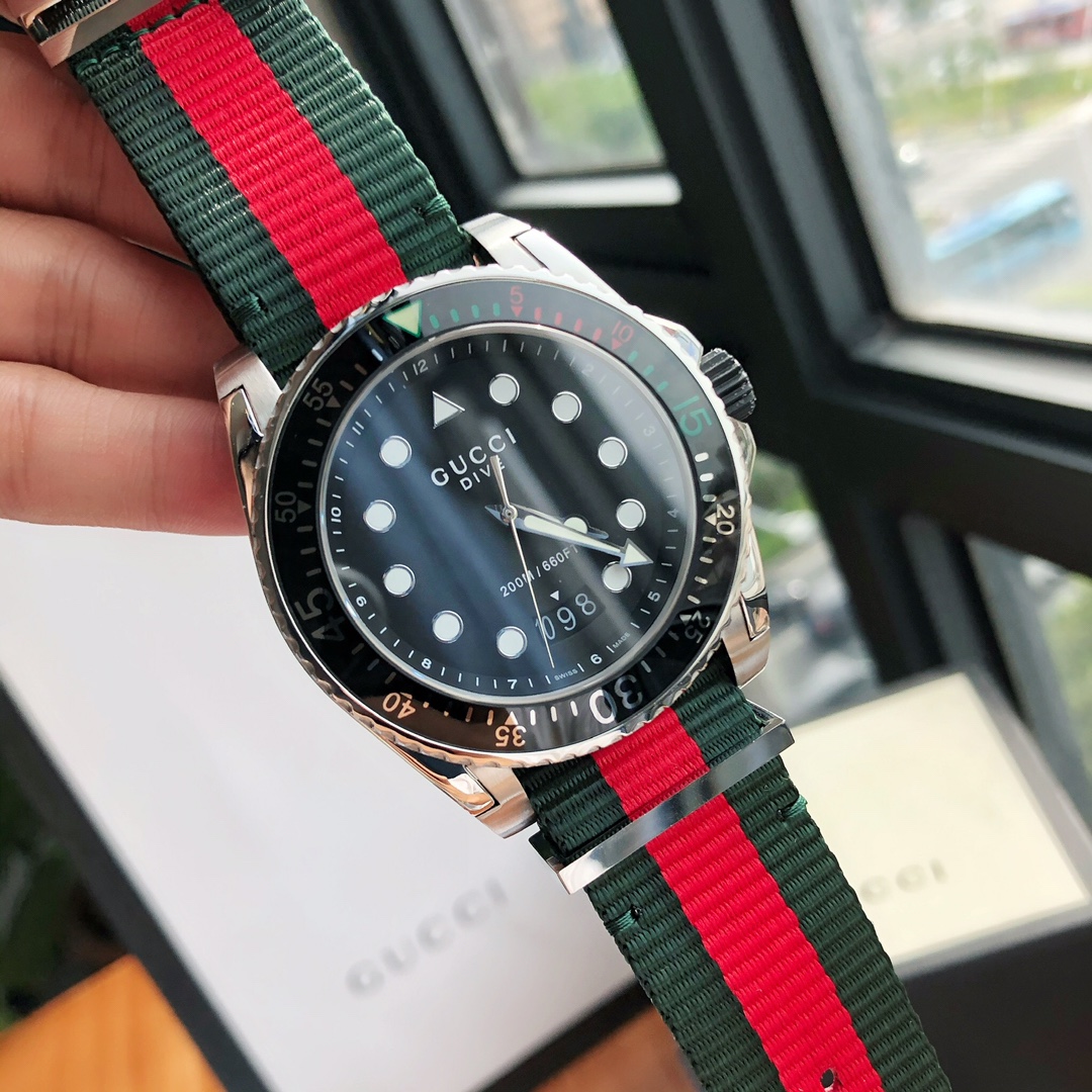 批:650 原盒:50 古驰 GUCCI 新款男士潜水表，45mm表径，防眩目蓝宝石玻璃，超强夜光，200m防水，原装瑞士机芯，经典三彩尼龙编织带，现货好价出，全套盒子配送。自留、送礼最佳首选！