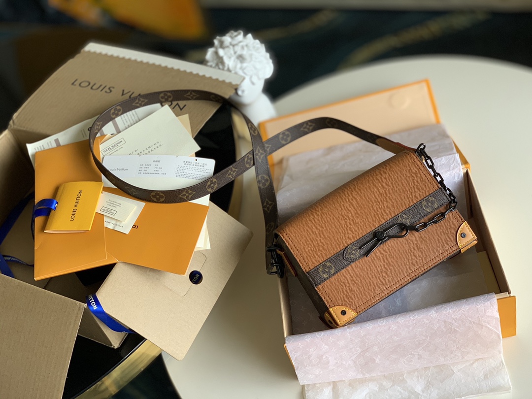 NO:396071,[Exclusive real shot M30718] Brown, new cross-patterned cowhide cross-body rectangular box bag, in autumn and winter men's clothing show, cross-patterned leather box bag, bag is still the focus of the series. Virgil Abloh, artistic director of the brand men's clothing, uses irregular lines, cross-patterned old-fashioned striped chain veil shoulder bag box bag to build a bag with a full design sense, and rejuvenate the classic through visual impact color matching. Size 23.0 x 15.0 x 9cm M., LV [original leather], louis vuitton,satchels,cowhide19860909【独家实拍M30718】棕色 秋冬新款十字纹配牛皮斜挎长方子盒包 , 秋冬男装秀上,十字纹配皮盒子包,包袋依然是该系列焦点.品牌男装艺术总监 Virgil Abloh 以不规则线条,十字纹老花条纹链条盖头挎包盒子包 构筑设计感十足的包型,通过富有视觉冲击力的配色,焕新演绎经典.尺寸23.0 x 15.0 x 9cm M.,LV【原厂皮】,louis vuitton,satchels,cowhide,Bag