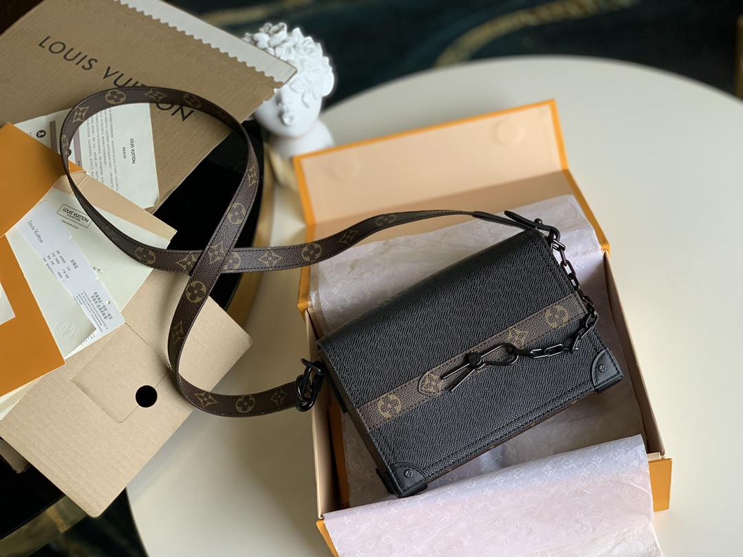 NO:396073,【Exclusive real shot M30718】Black new cross pattern with cowhide crossbody rectangular box bag in autumn and winter, at the men's clothing show, cross pattern with leather box bag, bag is still the focus of the series. Virgil Abloh, artistic director of the brand men's clothing, uses irregular lines, cross pattern old-fashioned striped chain veil shoulder bag box bag to build a bag with a full design sense, and rejuvenate the classic through visual impact color matching. Size 23.0 x 15.0 x 9cm M.,LV [original leather],louis vuitton,satchels,cowhide19860909【独家实拍M30718】黑色 秋冬新款十字纹配牛皮斜挎长方子盒包 , 秋冬男装秀上,十字纹配皮盒子包,包袋依然是该系列焦点.品牌男装艺术总监 Virgil Abloh 以不规则线条,十字纹老花条纹链条盖头挎包盒子包 构筑设计感十足的包型,通过富有视觉冲击力的配色,焕新演绎经典.尺寸23.0 x 15.0 x 9cm M.,LV【原厂皮】,louis vuitton,satchels,cowhide,Bag