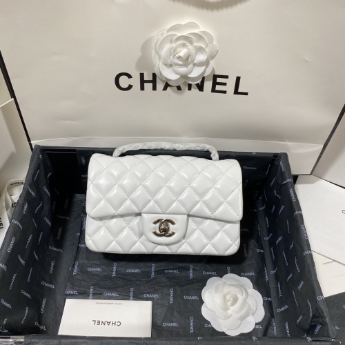 Élégant Sac à Main Chanel Classique Blanc en Cuir d'Agneau, 20 cm 1 Élégant Sac à Main Chanel Classique Blanc en Cuir d'Agneau, 20 cm