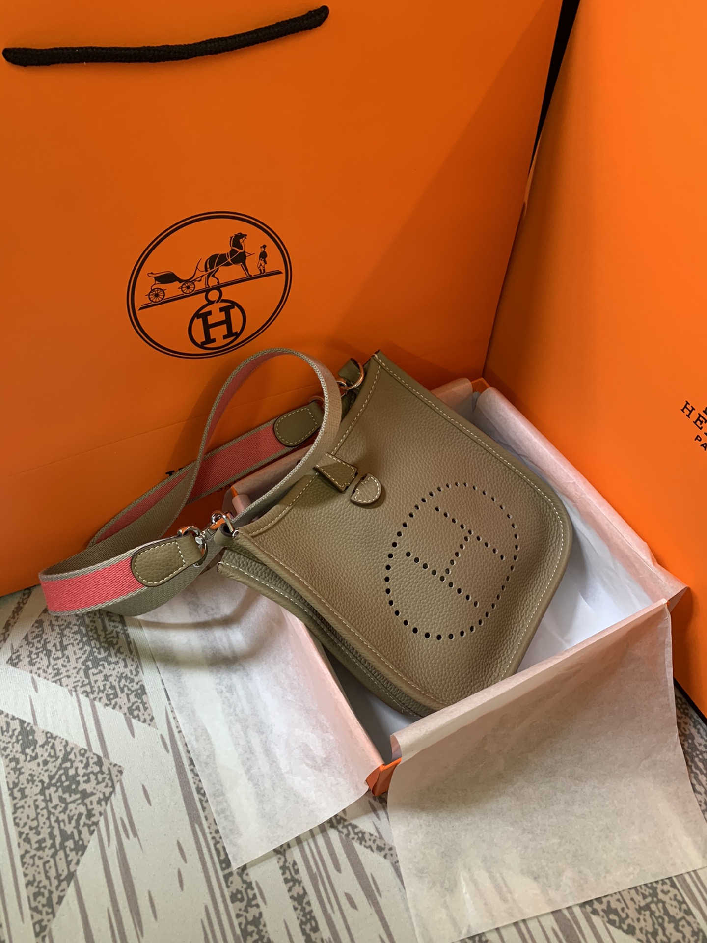 Evelyne mini 伊芙琳迷你 Togo 牛皮製 超ソフト手触り 夏季コーデに最適