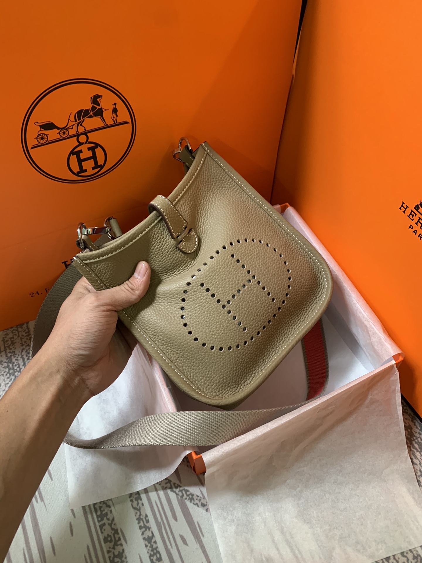 Evelyne mini 伊芙琳迷你 Togo 牛皮製 超ソフト手触り 夏季コーデに最適