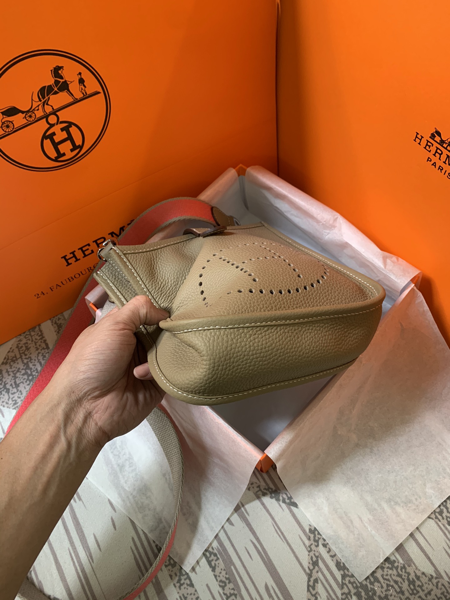 Evelyne mini 伊芙琳迷你 Togo 牛皮製 超ソフト手触り 夏季コーデに最適