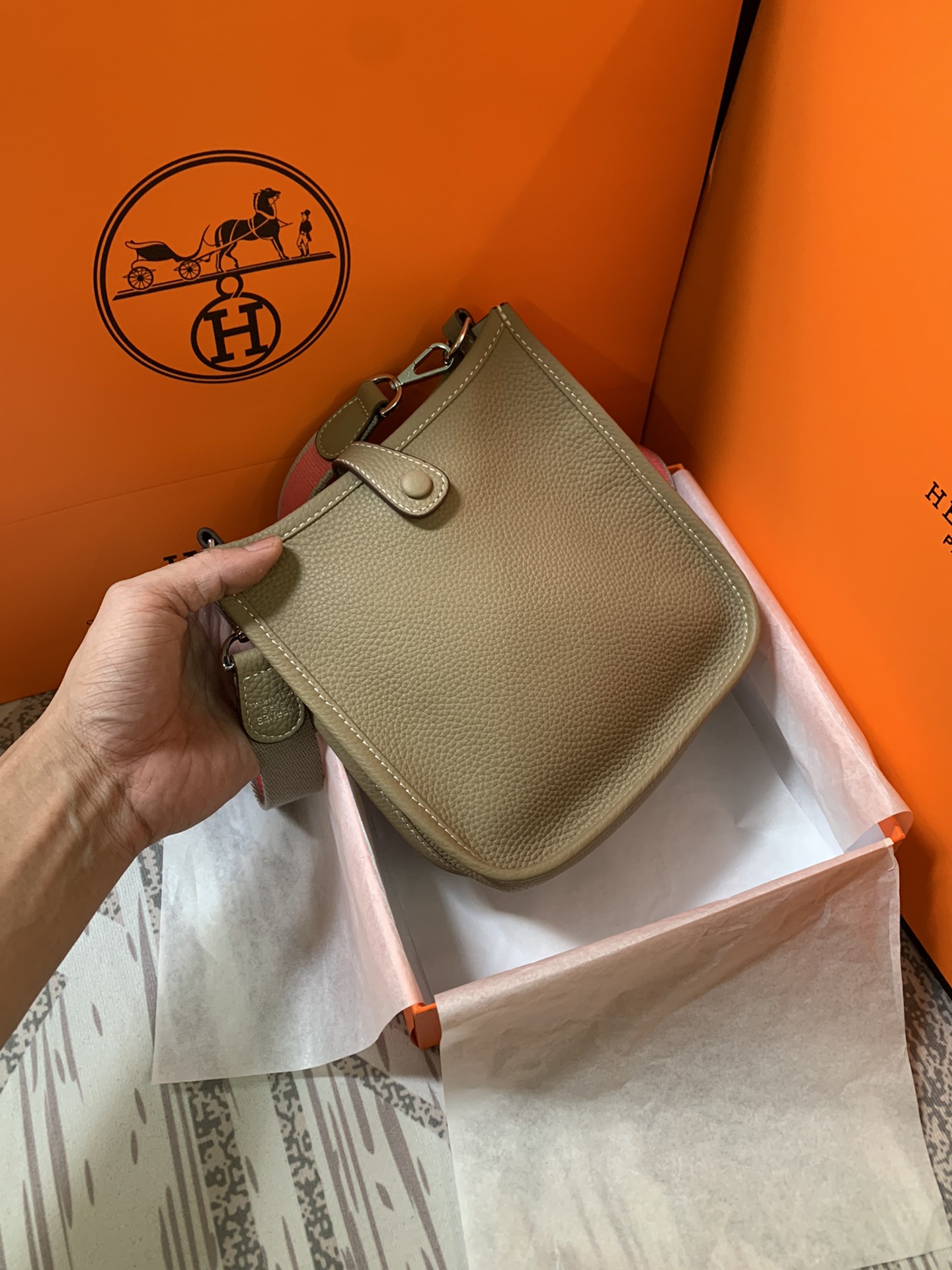 Evelyne mini 伊芙琳迷你 Togo 牛皮製 超ソフト手触り 夏季コーデに最適