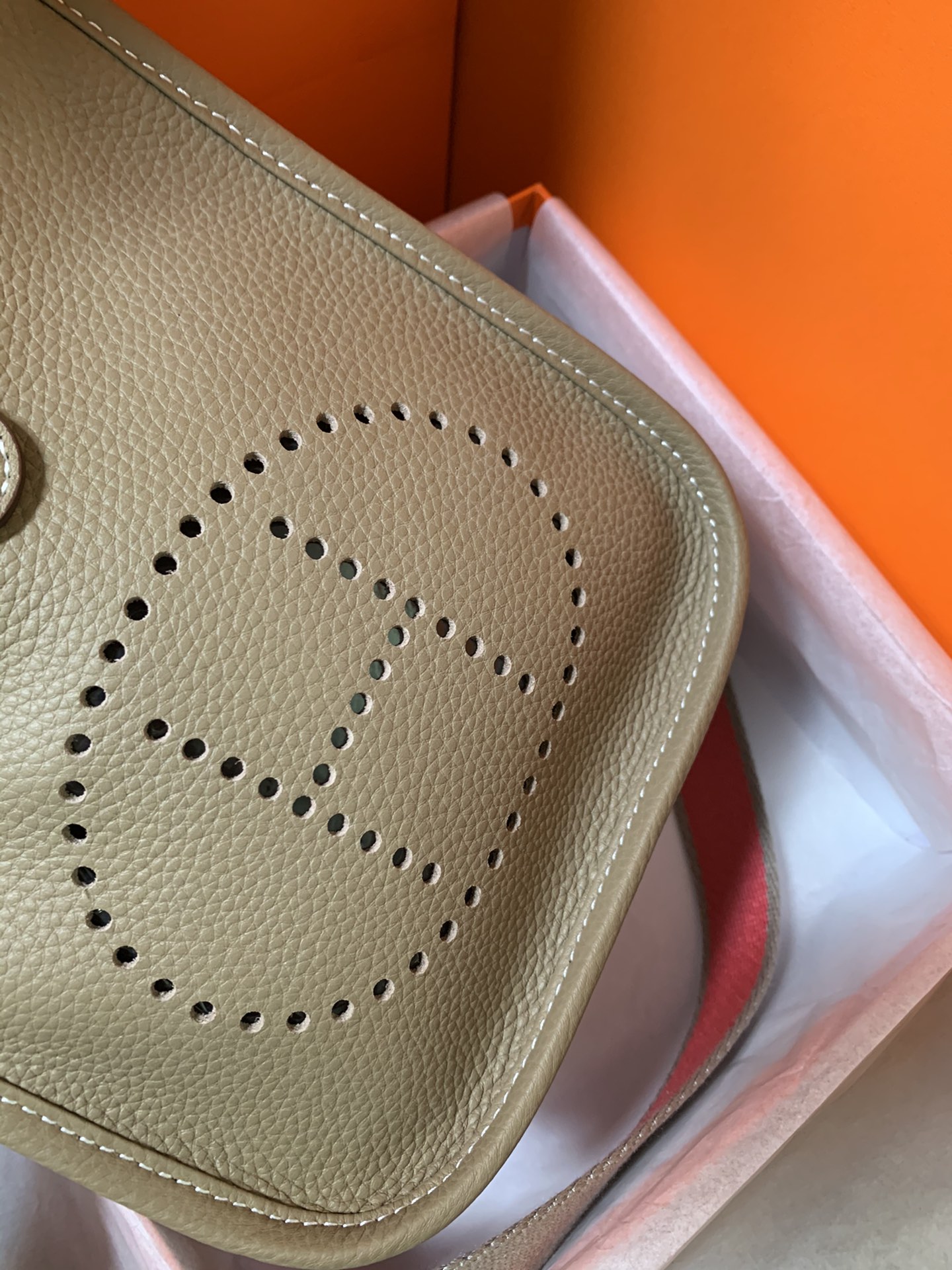 Evelyne mini 伊芙琳迷你 Togo 牛皮製 超ソフト手触り 夏季コーデに最適