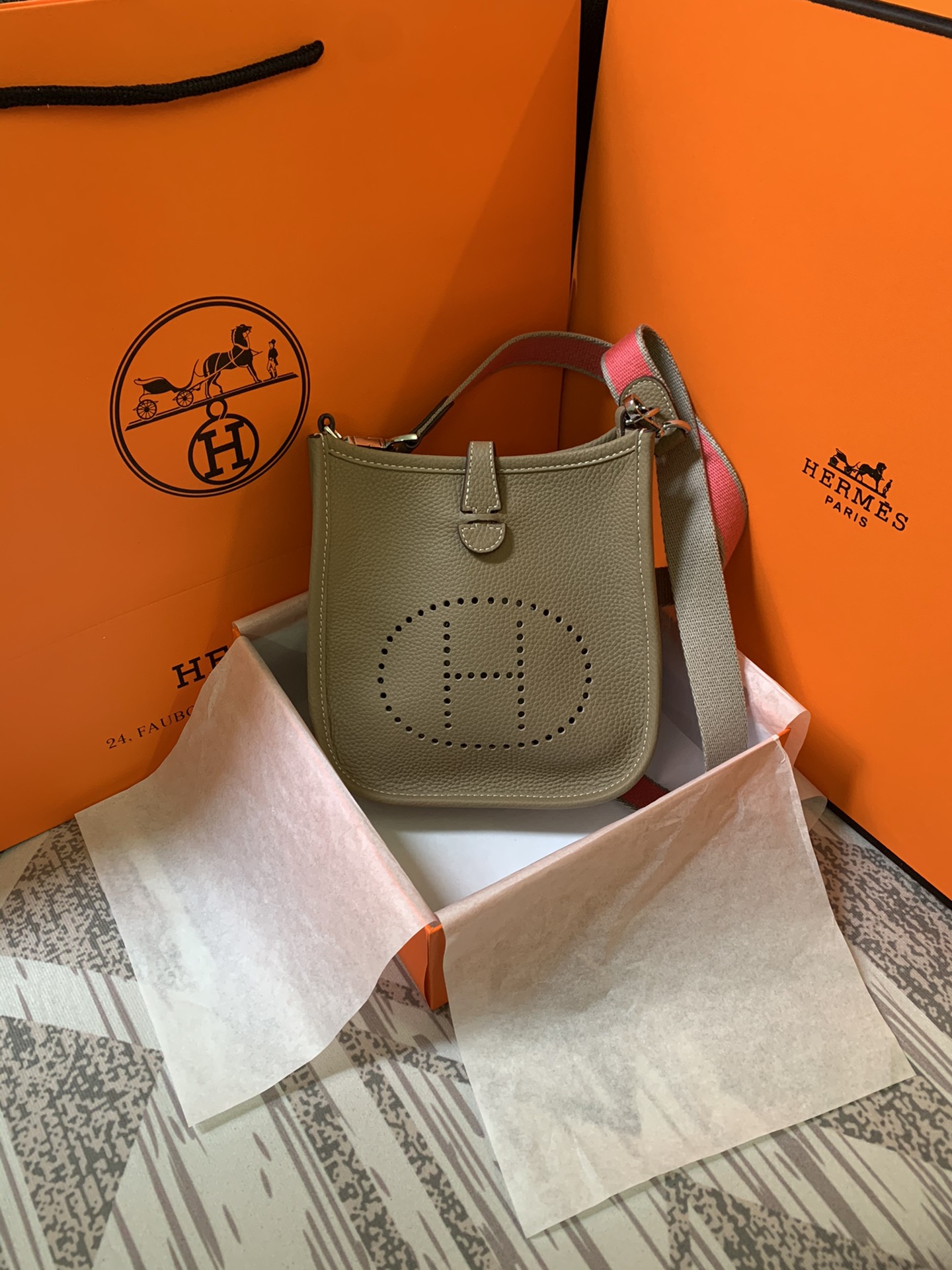 Evelyne mini 伊芙琳迷你 Togo 牛皮製 超ソフト手触り 夏季コーデに最適