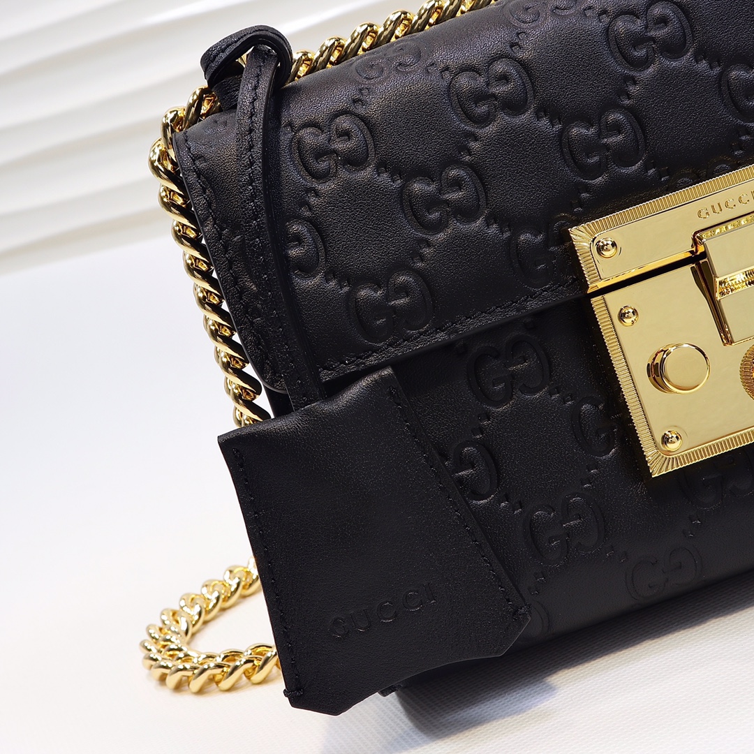 🔥🔥🔥 Padlock 系列高级人造帆布手提包🍀 具有结构感的手提包🌸 配以钥匙锁扣开关🌺 灵感来源于档案包🐯 同时附有皮革钥匙套。肩带与顶部提手相连，打造更为简约的造型，与公文包交相呼应。型号：409487，尺寸：20x13x8cm