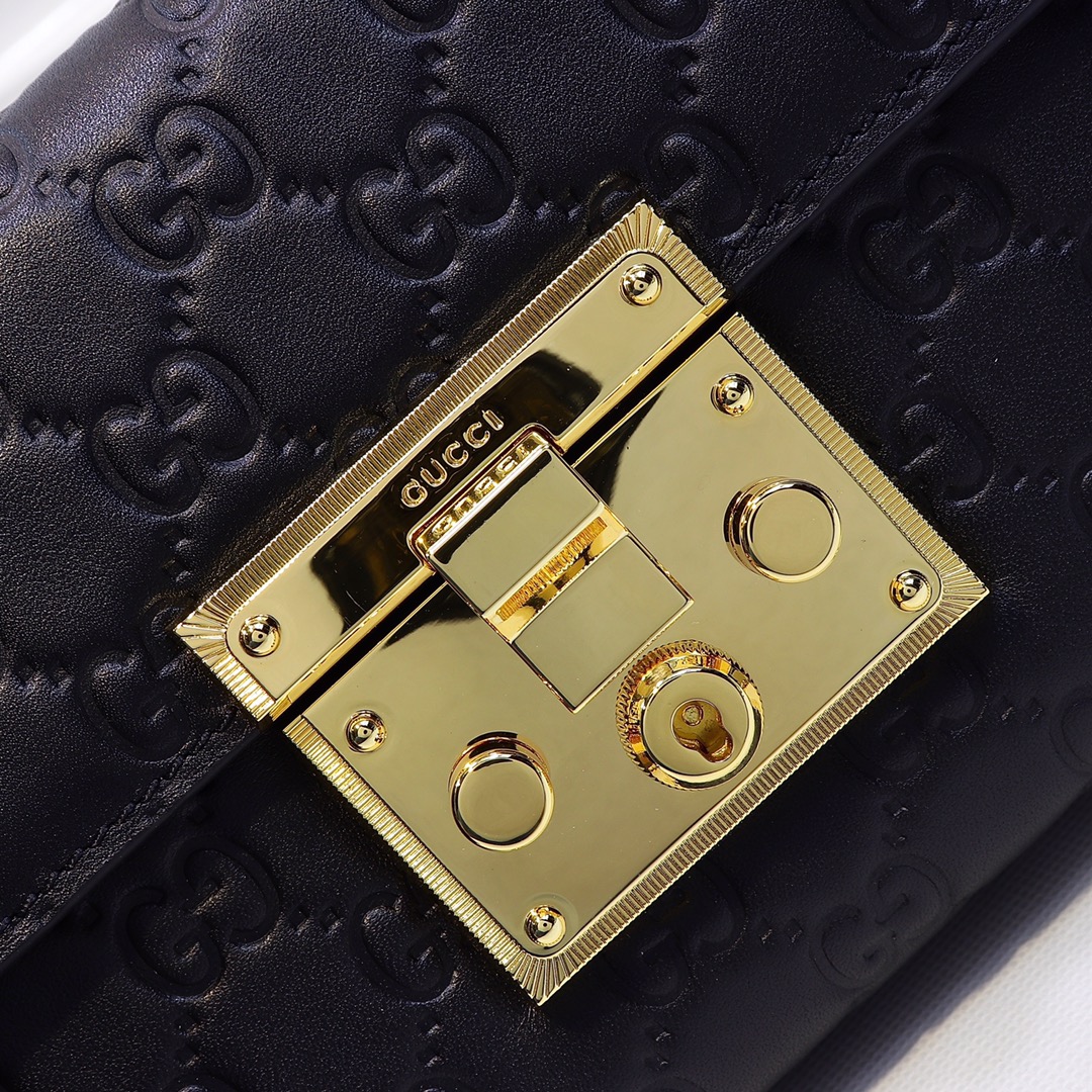 🔥🔥🔥 Padlock 系列高级人造帆布手提包🍀 具有结构感的手提包🌸 配以钥匙锁扣开关🌺 灵感来源于档案包🐯 同时附有皮革钥匙套。肩带与顶部提手相连，打造更为简约的造型，与公文包交相呼应。型号：409487，尺寸：20x13x8cm