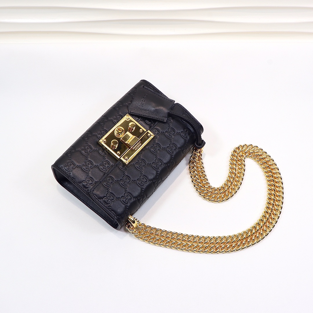 🔥🔥🔥 Padlock 系列高级人造帆布手提包🍀 具有结构感的手提包🌸 配以钥匙锁扣开关🌺 灵感来源于档案包🐯 同时附有皮革钥匙套。肩带与顶部提手相连，打造更为简约的造型，与公文包交相呼应。型号：409487，尺寸：20x13x8cm