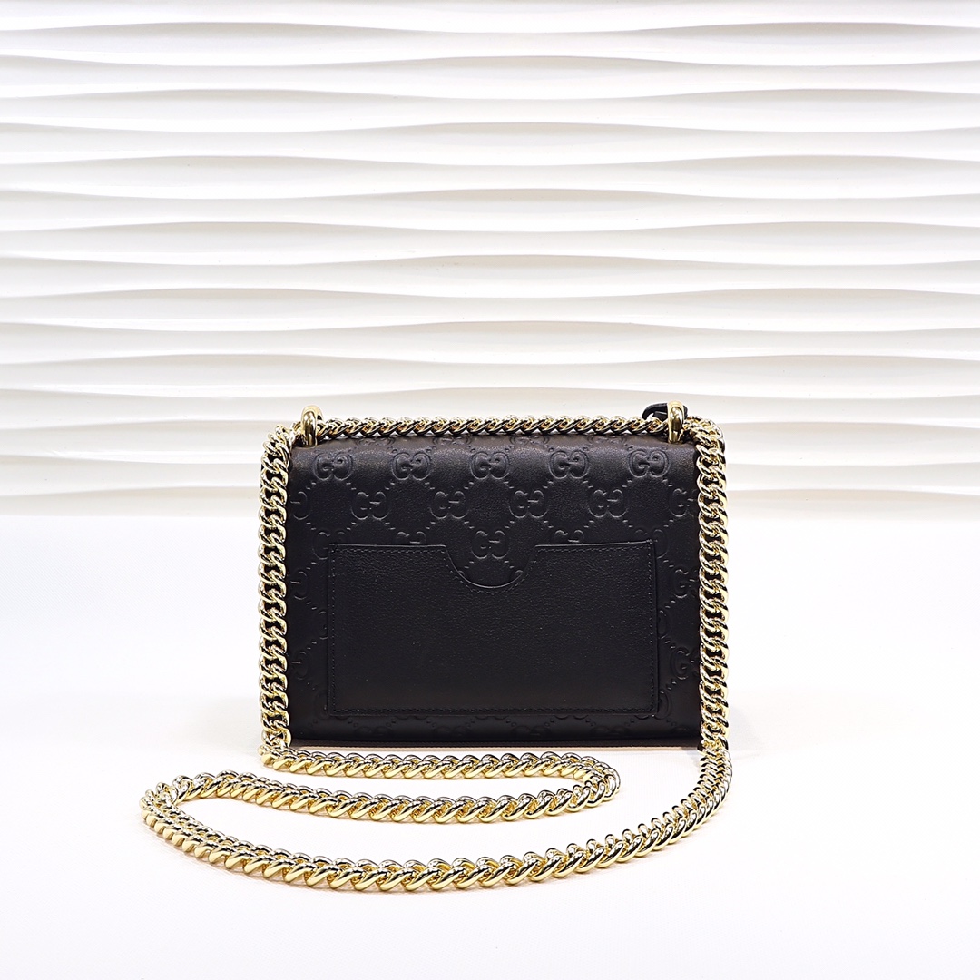 🔥🔥🔥 Padlock 系列高级人造帆布手提包🍀 具有结构感的手提包🌸 配以钥匙锁扣开关🌺 灵感来源于档案包🐯 同时附有皮革钥匙套。肩带与顶部提手相连，打造更为简约的造型，与公文包交相呼应。型号：409487，尺寸：20x13x8cm