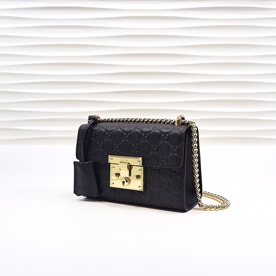 🔥🔥🔥 Padlock 系列高级人造帆布手提包🍀 具有结构感的手提包🌸 配以钥匙锁扣开关🌺 灵感来源于档案包🐯 同时附有皮革钥匙套。肩带与顶部提手相连，打造更为简约的造型，与公文包交相呼应。型号：409487，尺寸：20x13x8cm