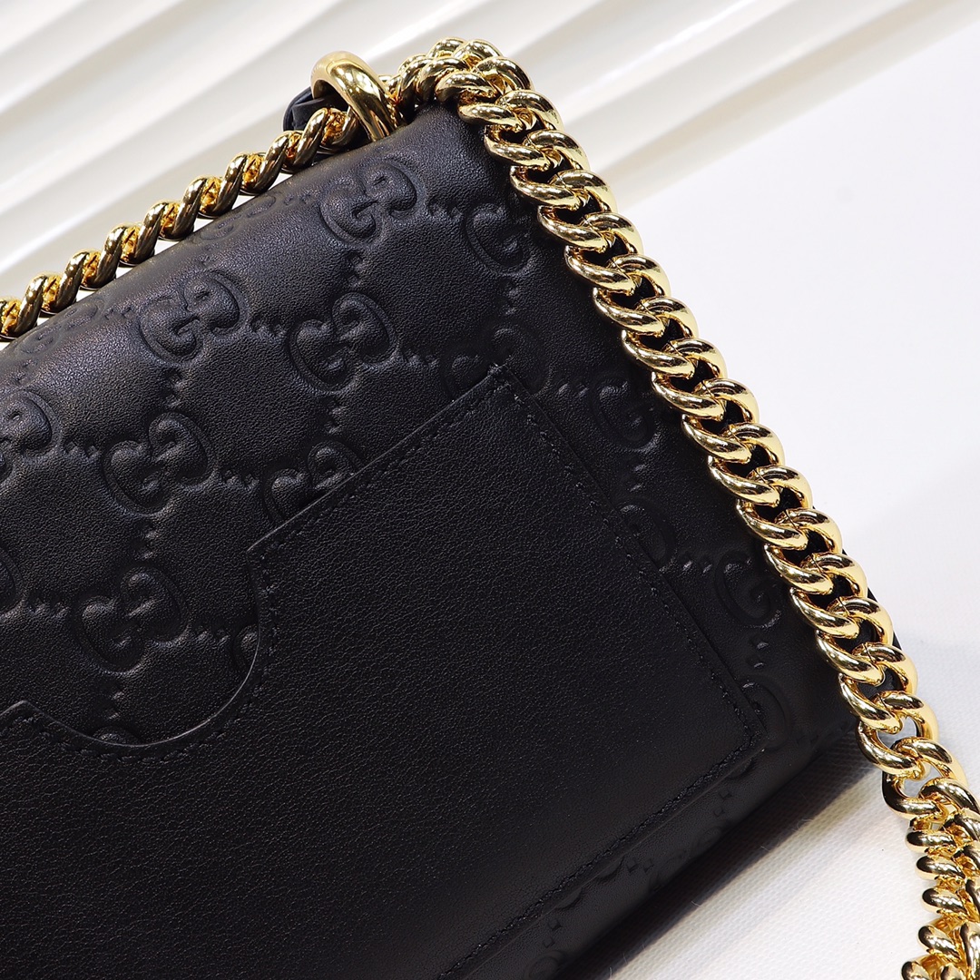 🔥🔥🔥 Padlock 系列高级人造帆布手提包🍀 具有结构感的手提包🌸 配以钥匙锁扣开关🌺 灵感来源于档案包🐯 同时附有皮革钥匙套。肩带与顶部提手相连，打造更为简约的造型，与公文包交相呼应。型号：409487，尺寸：20x13x8cm