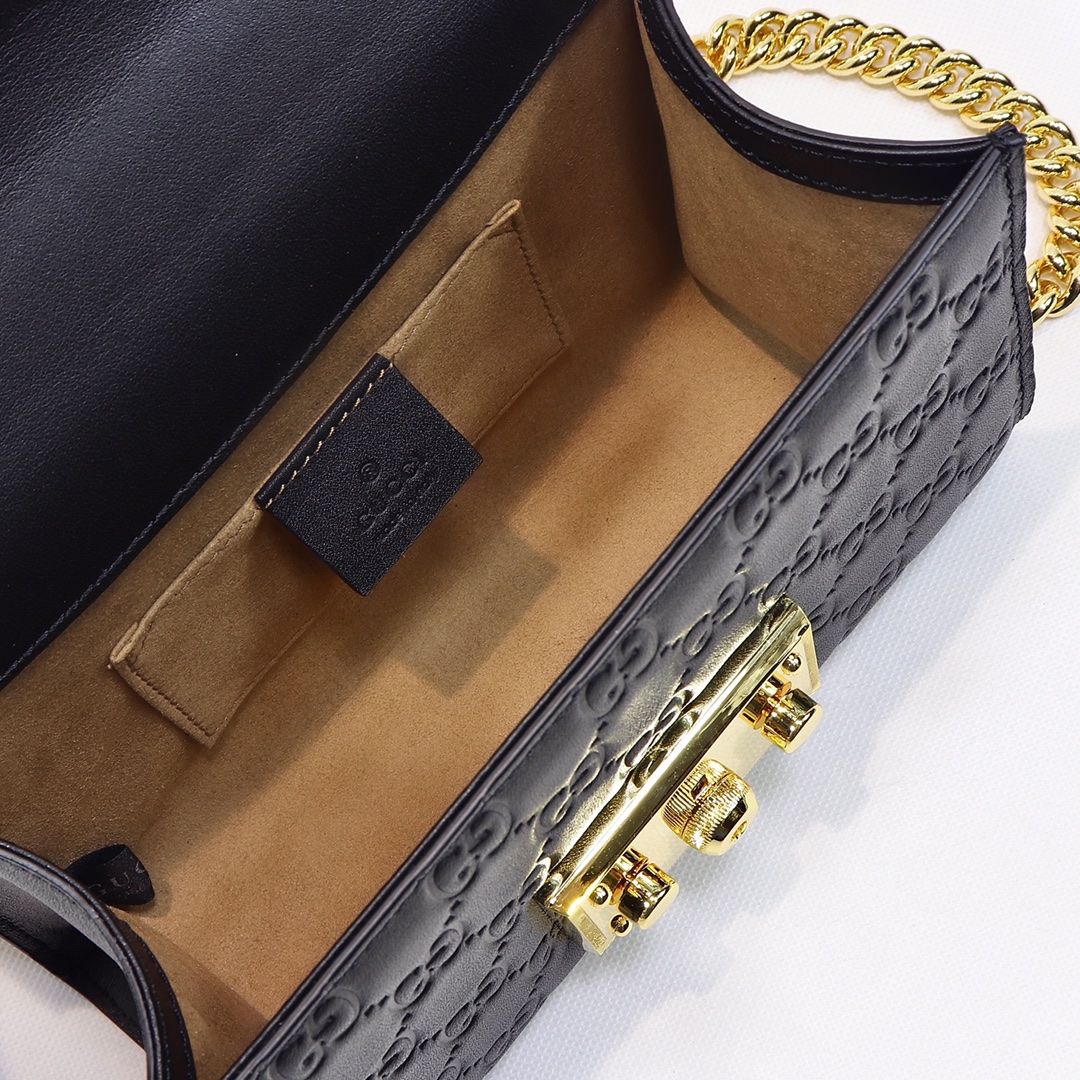 🔥🔥🔥 Padlock 系列高级人造帆布手提包🍀 具有结构感的手提包🌸 配以钥匙锁扣开关🌺 灵感来源于档案包🐯 同时附有皮革钥匙套。肩带与顶部提手相连，打造更为简约的造型，与公文包交相呼应。型号：409487，尺寸：20x13x8cm