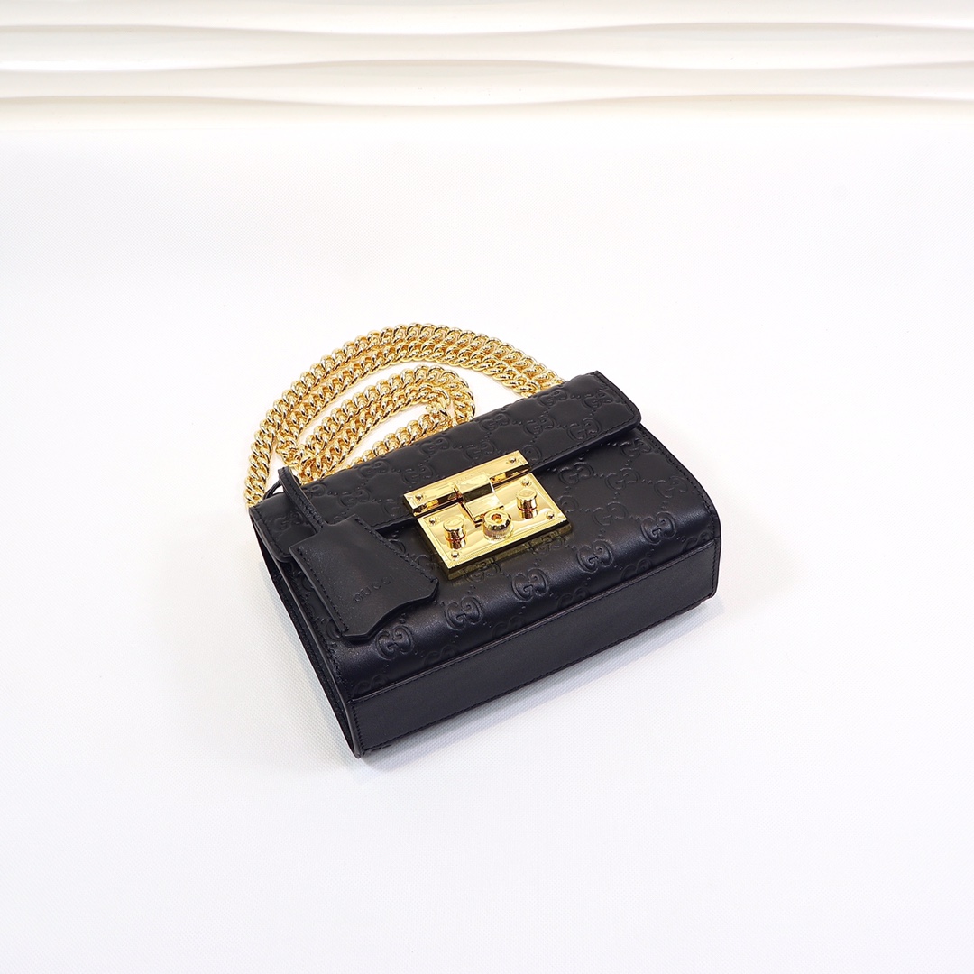 🔥🔥🔥 Padlock 系列高级人造帆布手提包🍀 具有结构感的手提包🌸 配以钥匙锁扣开关🌺 灵感来源于档案包🐯 同时附有皮革钥匙套。肩带与顶部提手相连，打造更为简约的造型，与公文包交相呼应。型号：409487，尺寸：20x13x8cm