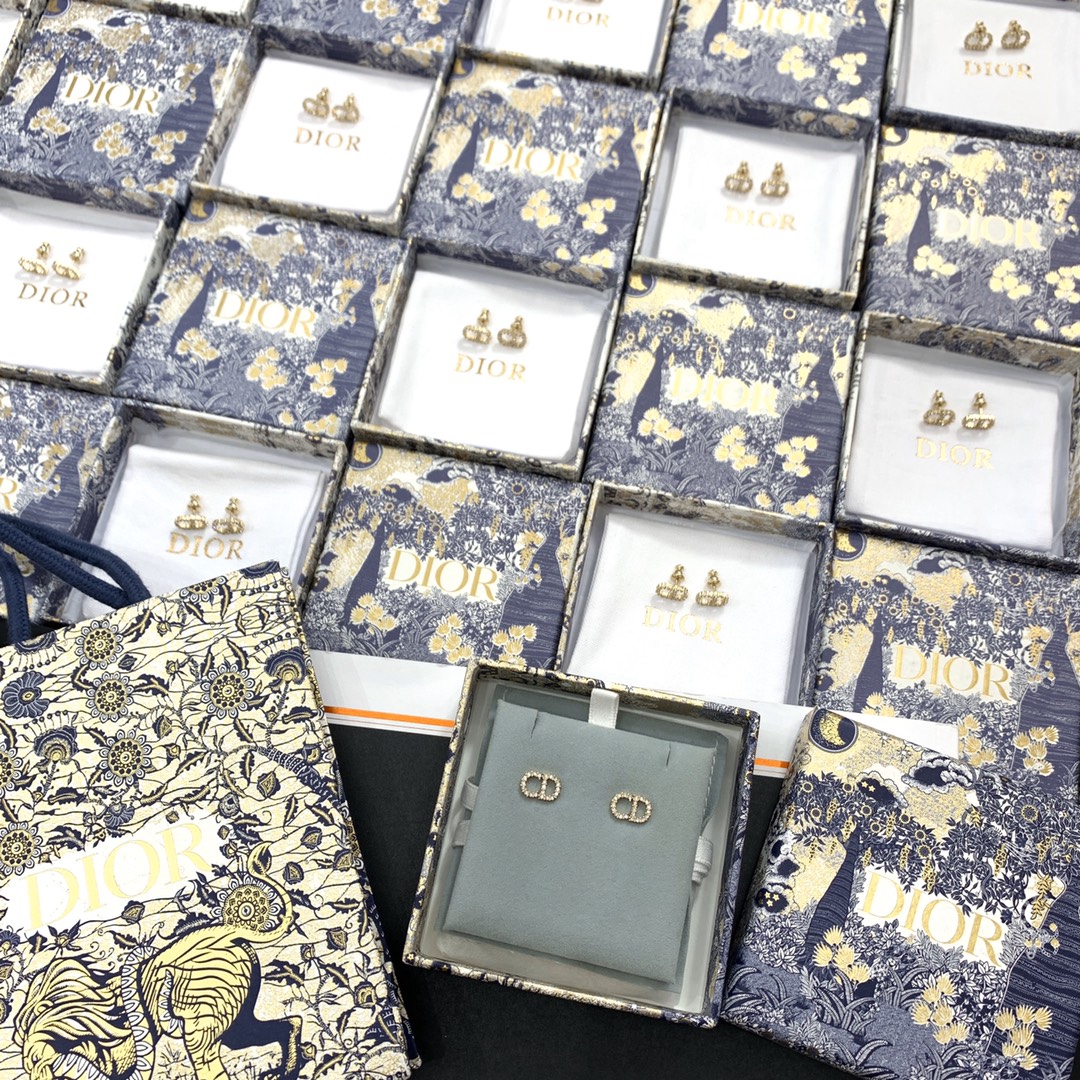 NO:102967,80 Dior Small CD Earrings Z 2650, this simple, the upper ear is particularly simple and generous. I highly recommend you to enter Dior earrings, dior, dior1986090980 迪奥 小小CD耳钉Z 2650,这个简简单单的,上耳特别的简洁大方,非常推荐宝们入,Dior耳钉,dior,dior,Jewelry