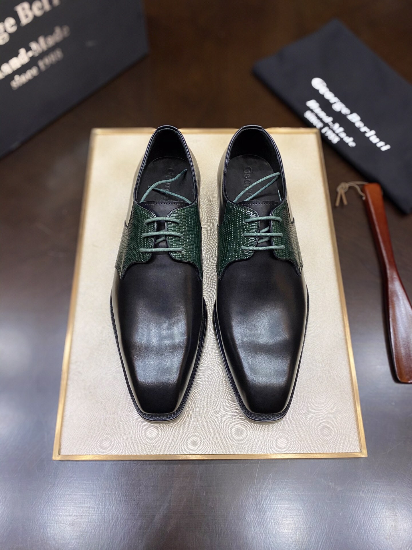 NO:275928,[All products support return and exchange] New model of the first press conference of the counter Milan, exclusive first reproduction, perfect interpretation, pure imported original cowhide pressed realistic lizard pattern (the most similar ostrich pattern on the market with imported German machine pressing is rigorously created by senior board masters, original genuine leather bottom, the overall structure presents noble gentlemanly charm and temperament, showing its uniqueness, standard Chinese code 38/45;,, cowhide, Leather soles19860909【所有产品支持退换】专柜米兰首发布会新款,批 独家首发复刻,完美诠释,纯进口原厂牛皮压制逼真蜥蜴纹（德国进口机器制压现市场上仿压最像的鸵鸟纹）,经高级板师精堪严谨打造,原厂真皮大底,整体结构呈现高贵绅士魅力气质,彰显与众不同,标准中国码38/45；,,cowhide,Leather soles,Men's shoes