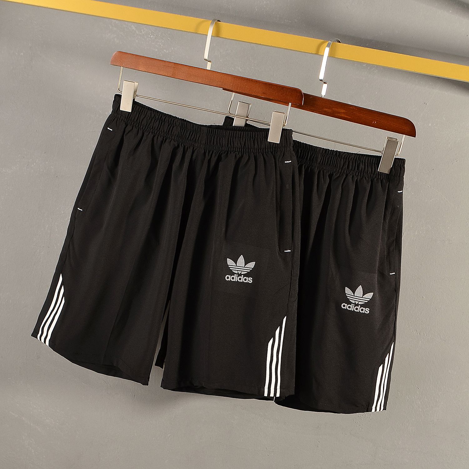 胡巴上新 批40 adidas/阿迪达斯 三叶草 反光小三杠短裤.