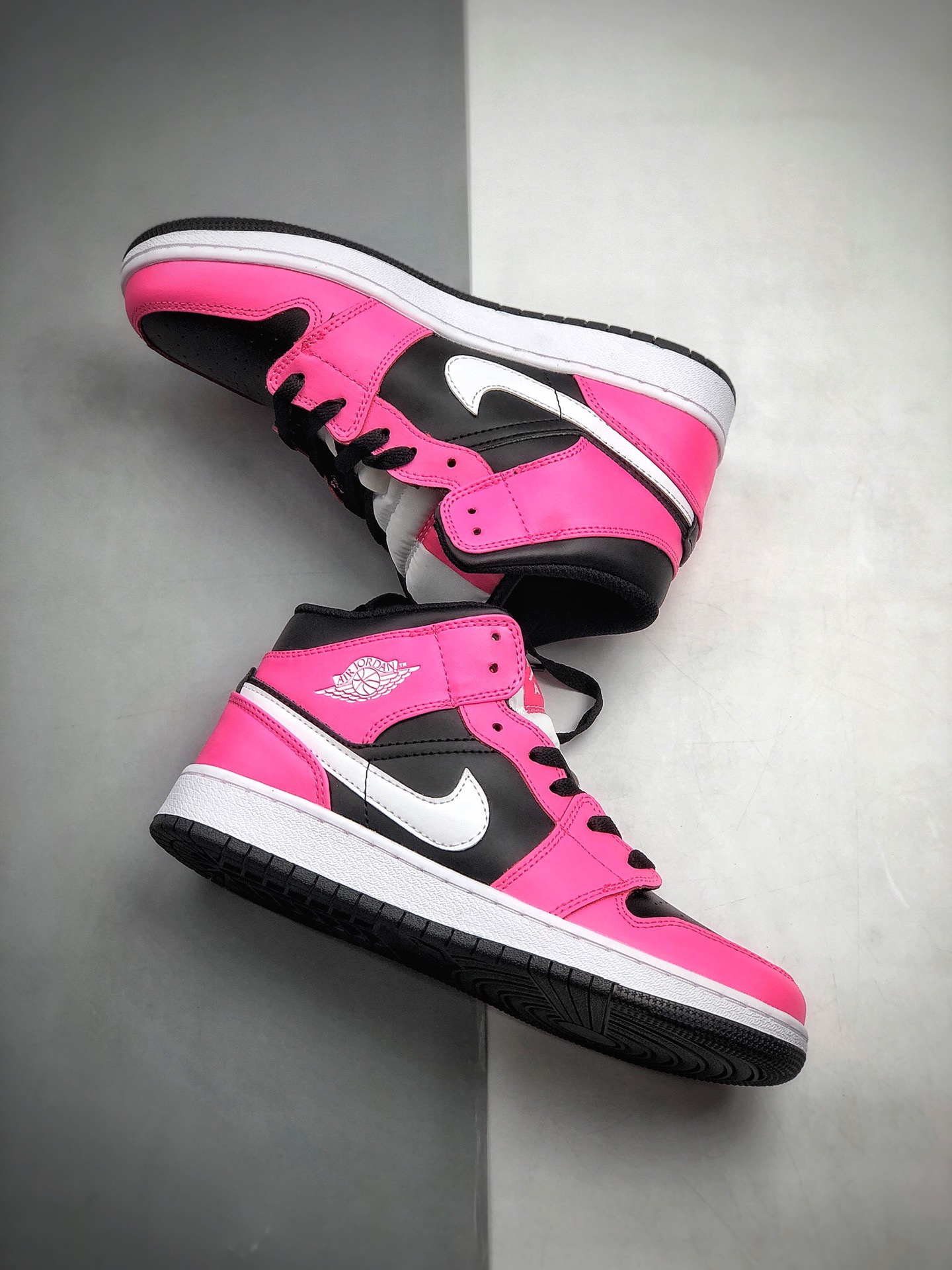 250 AirJordan1中GS“粉红冰棒”中帮运动鞋 555112 002